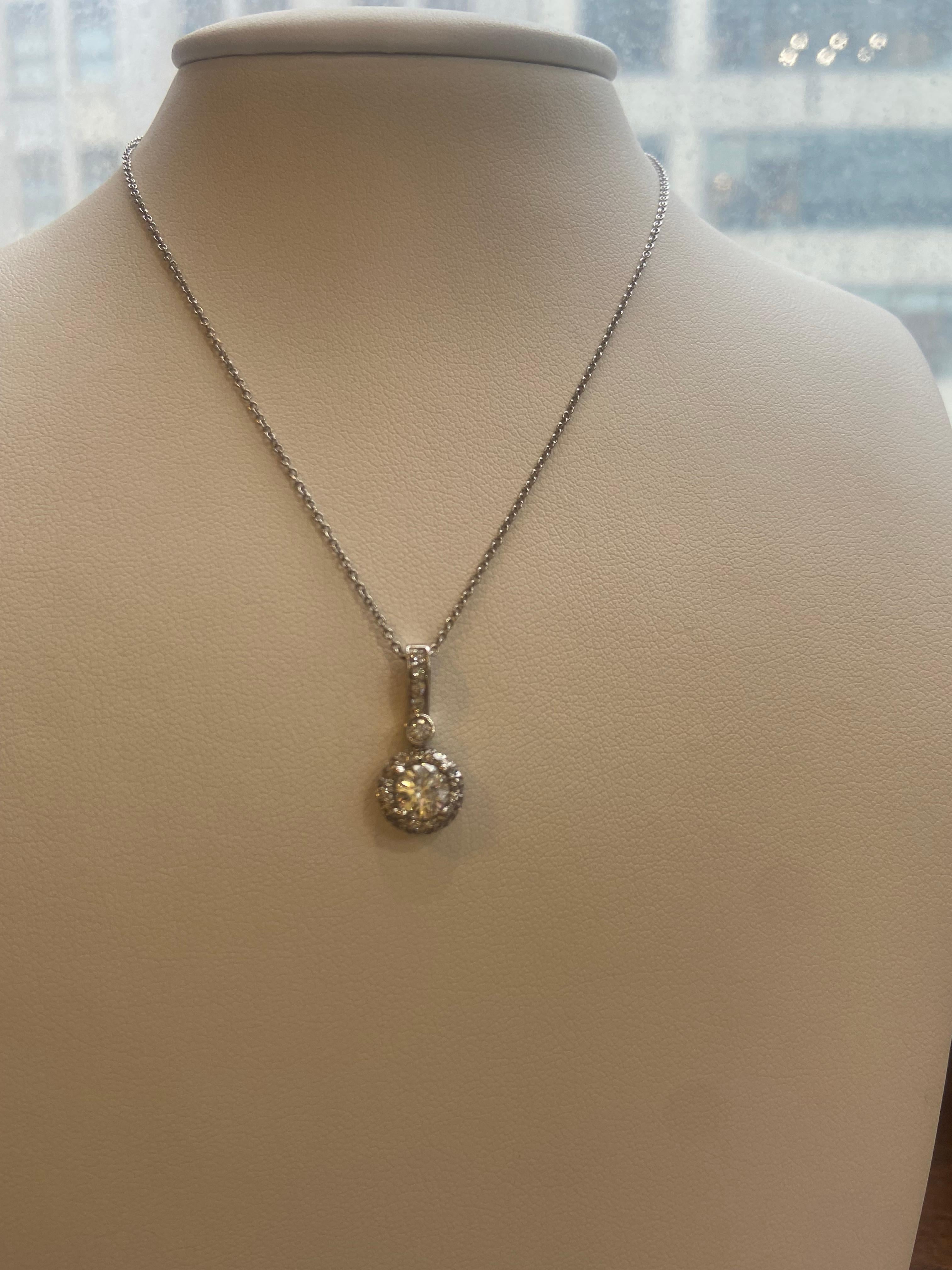 Ciondolo con diamante rotondo da 0,90 carati con castone e pavé di diamanti in oro bianco 18 carati In condizioni Nuovo in vendita a New York, NY