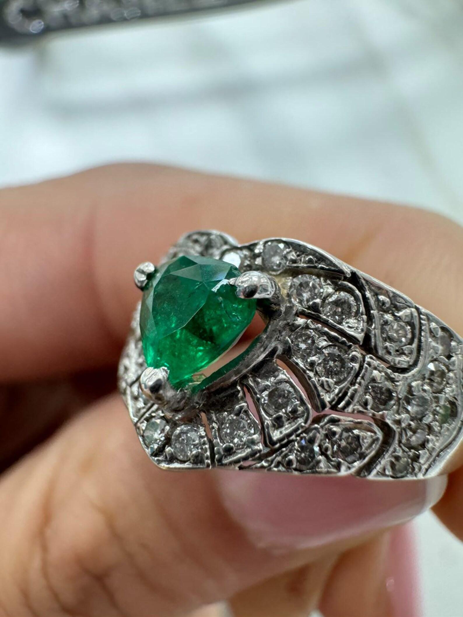 0.90tcw 14K Colombian Emerald-Trilliant Cut & Diamond Cluster Statement Ring im Angebot 1