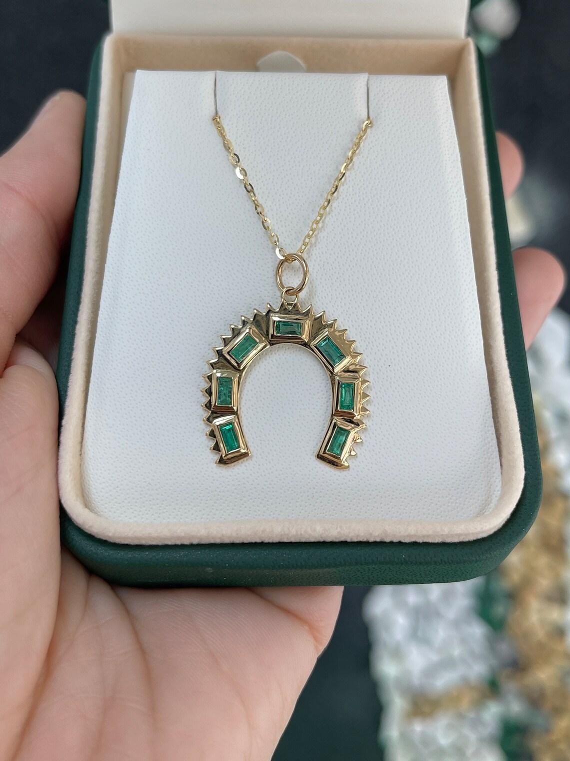 Die Kette ist separat erhältlich.

Einstellung Stil: Lünette
MATERIAL der Fassung: 14K Gelbgold
Einstellgewicht: 3,0 Gramm

Hauptstein: Smaragd
Anzahl: 7
Form: Smaragd-Schliff
Gewicht: 0,90-Karat (Gesamt)
Klarheit: Transparent
Farbe: Grün
Lüster: