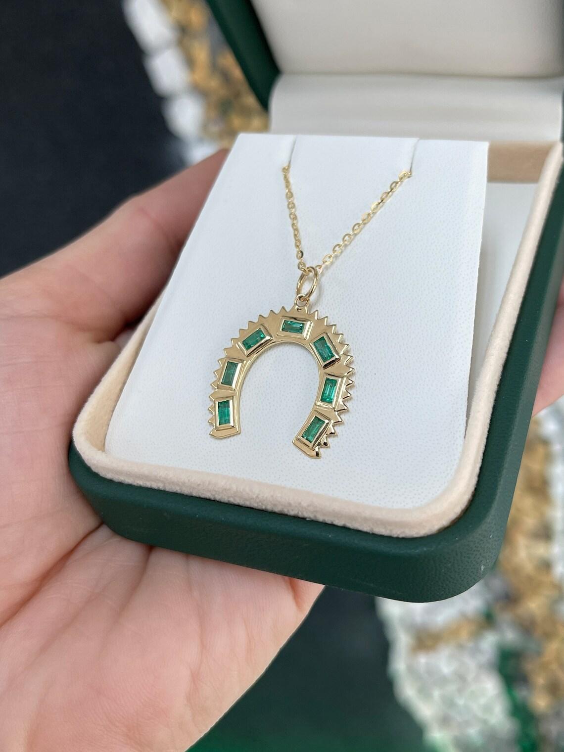0,90tcw 14K natürlicher Smaragd Hufeisen-Anhänger Halskette Baguette Smaragd Lucky (Moderne) im Angebot