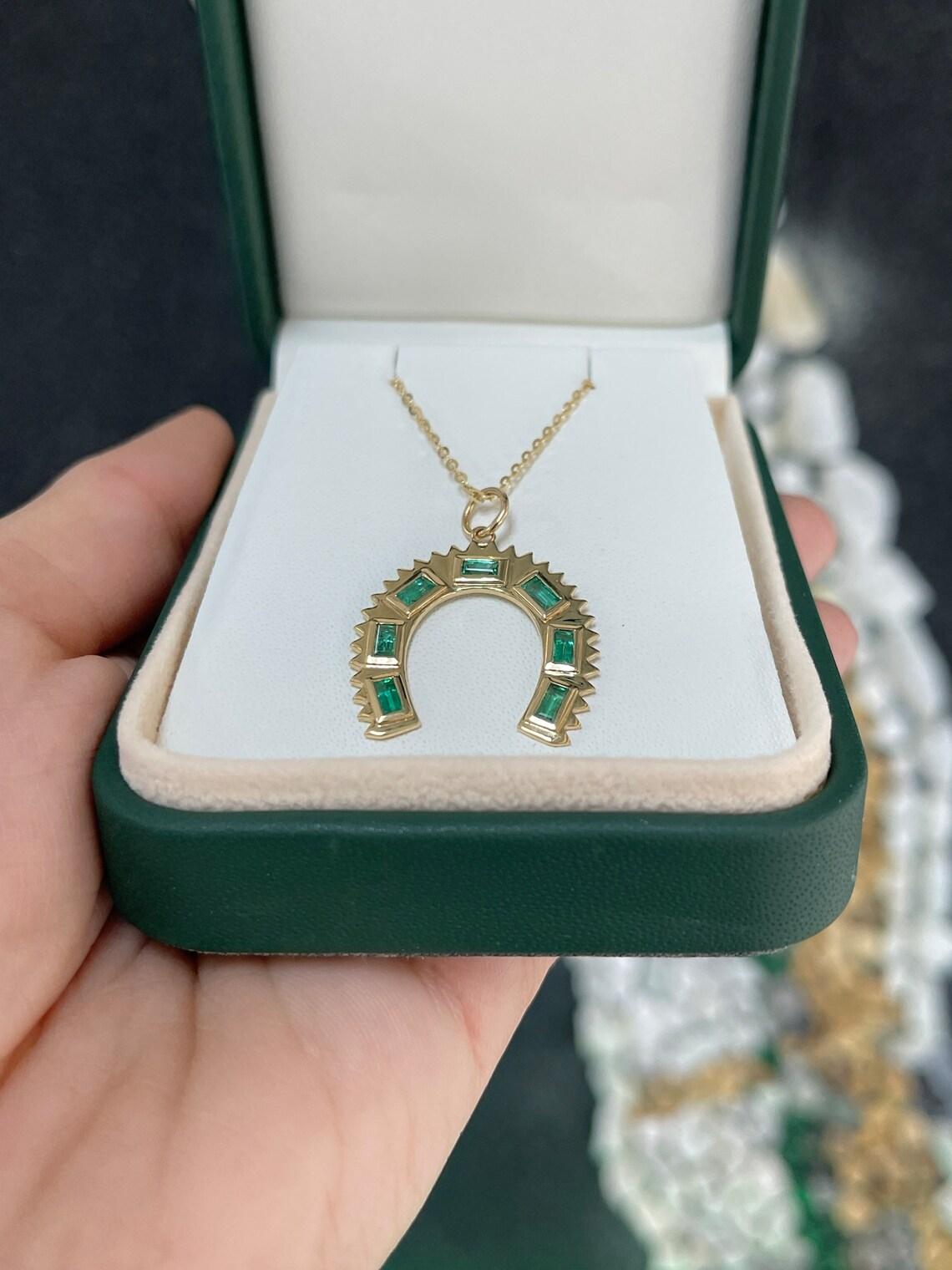 0,90tcw 14K natürlicher Smaragd Hufeisen-Anhänger Halskette Baguette Smaragd Lucky im Zustand „Neu“ im Angebot in Jupiter, FL