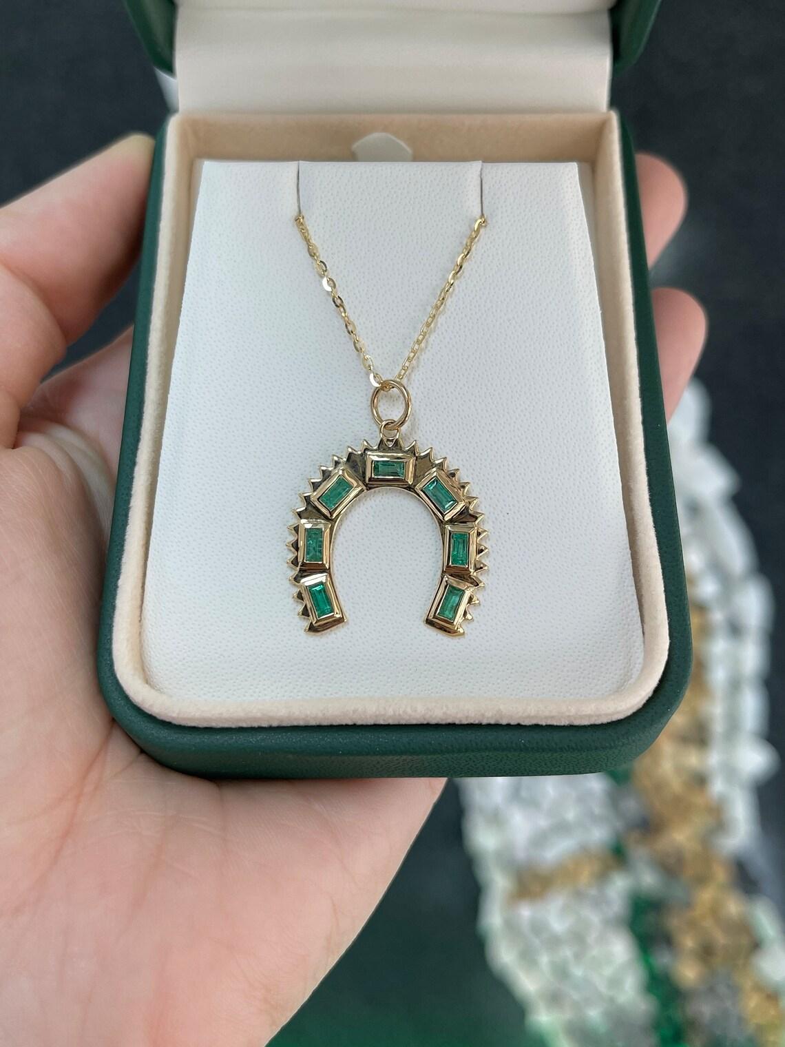 0,90tcw 14K natürlicher Smaragd Hufeisen-Anhänger Halskette Baguette Smaragd Lucky für Damen oder Herren im Angebot