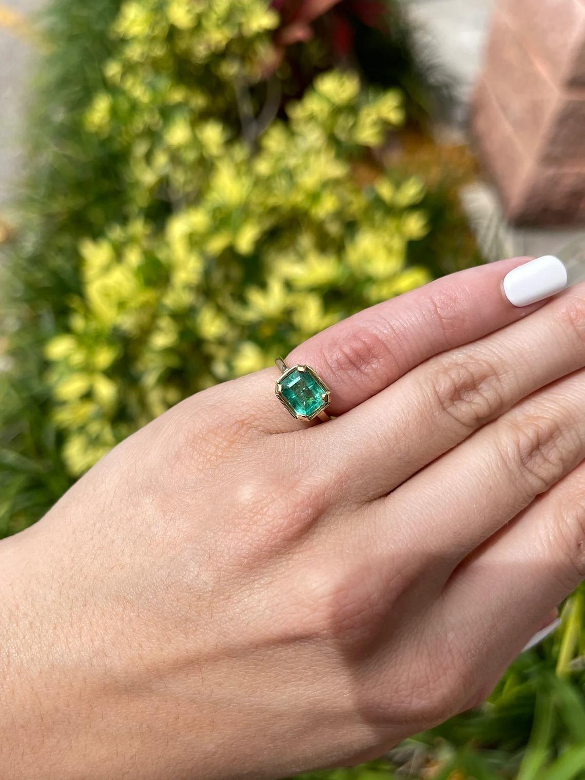 Moderne 0.90tcw 18K Colombian Emerald-Emerald Cut & Diamond Accent Bague de fiançailles en vente