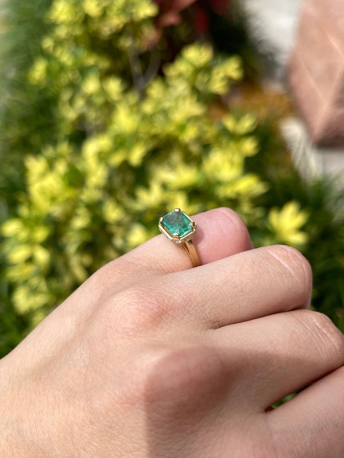 Taille émeraude 0.90tcw 18K Colombian Emerald-Emerald Cut & Diamond Accent Bague de fiançailles en vente