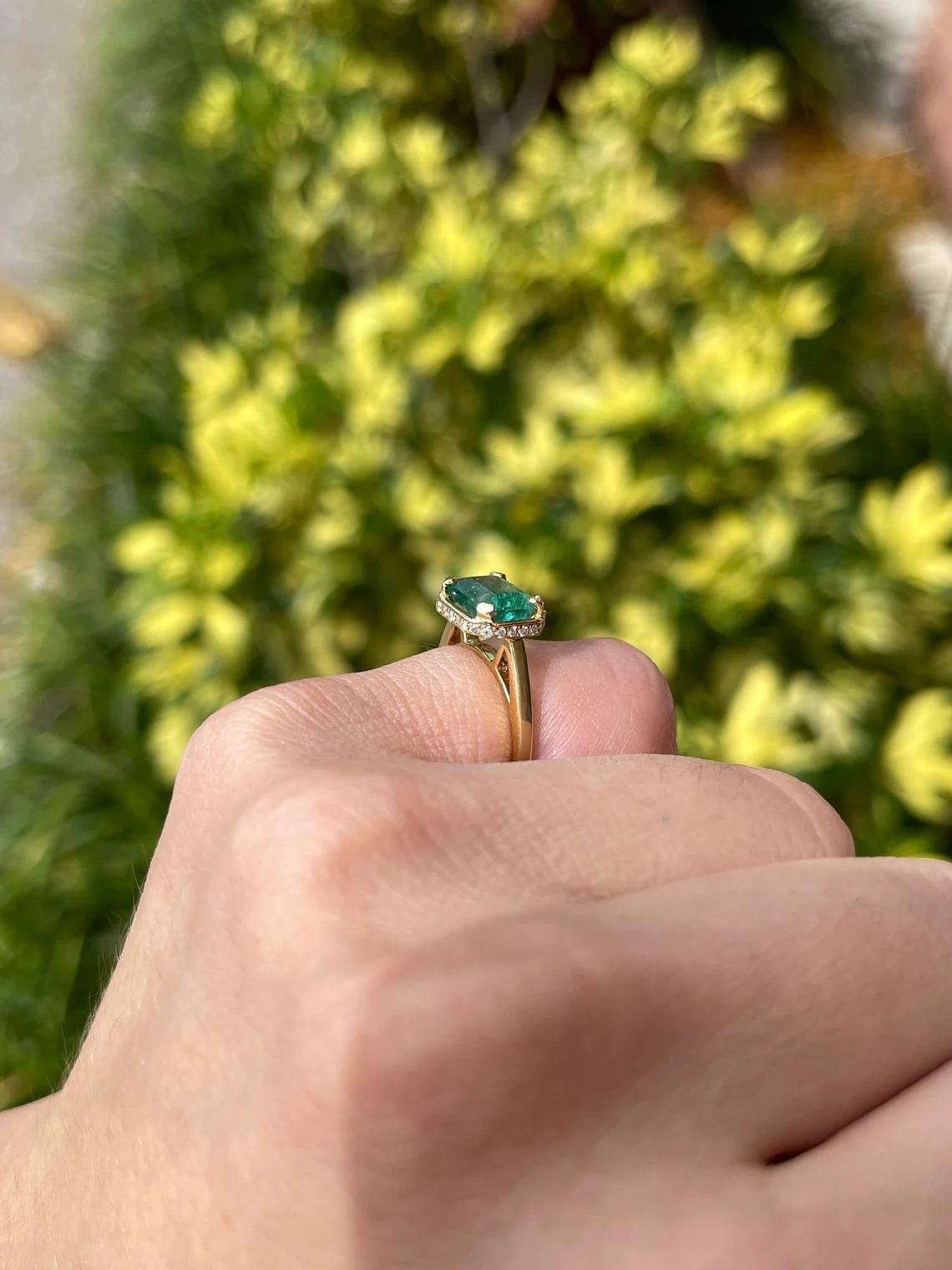 0.90tcw 18K Colombian Emerald-Emerald Cut & Diamond Accent Bague de fiançailles Pour femmes en vente