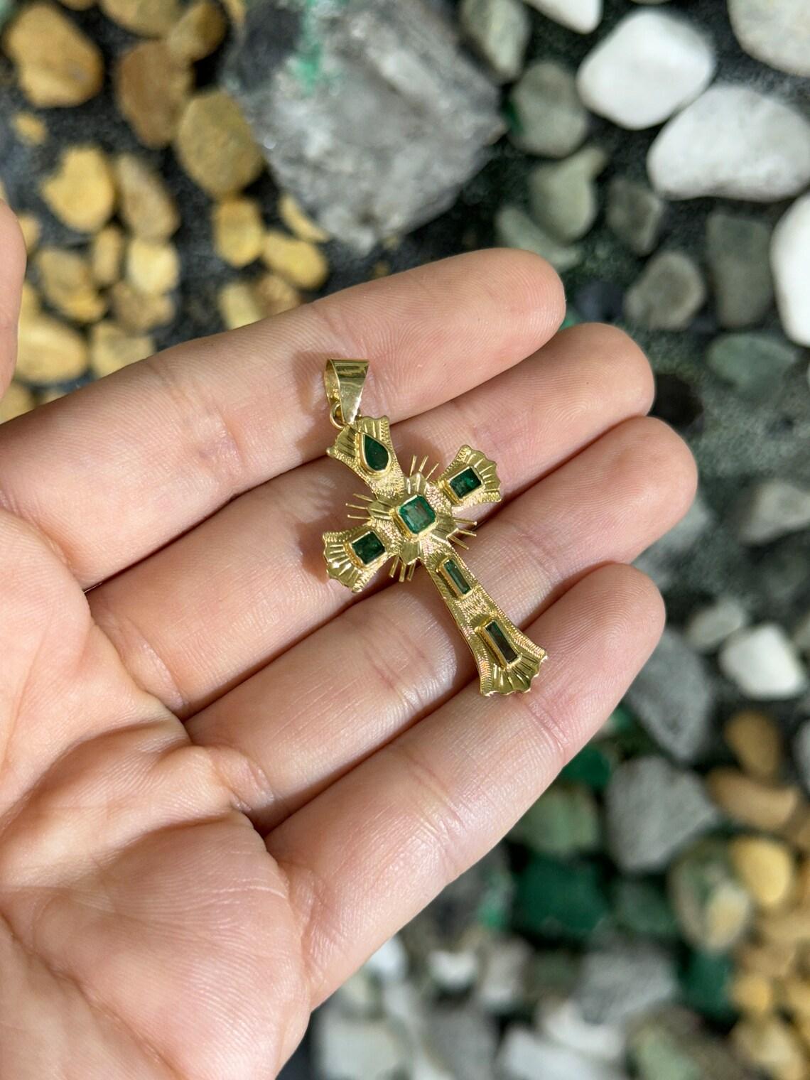 0,90tcw 18K Pre-Colombian Smaragd-Kreuz-Anhänger-Halskette Dunkelgrüne Birne 1