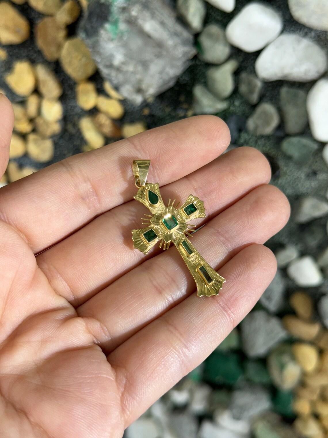 0,90tcw 18K Pre-Colombian Smaragd-Kreuz-Anhänger-Halskette Dunkelgrüne Birne 2