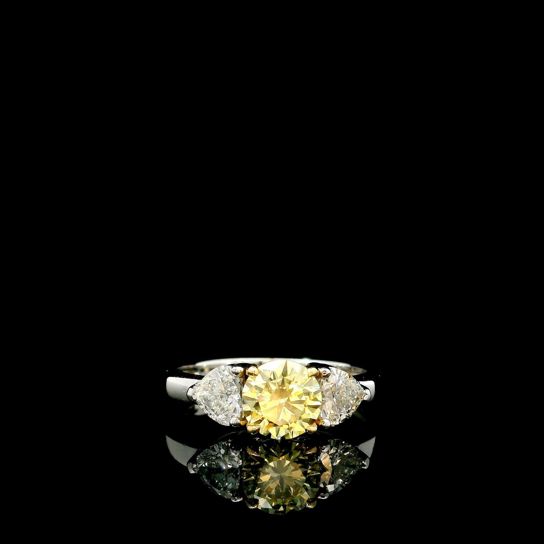 Anillo de oro blanco de 18 quilates con diamantes
  
  Color y quilates del oro Oro blanco 18 quilates
  Peso: 3.98 gramos
  
  Set con-
  Tipo de piedra: Diamantes
  Forma: Redonda
  Quilate: 0,91
  Color: Amarillo intenso fantasía
  Claridad: