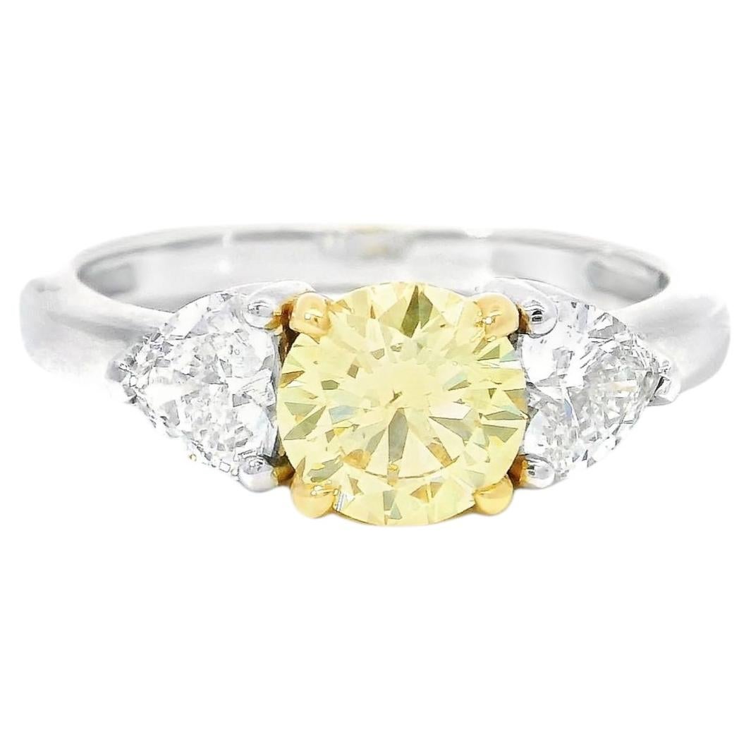 0.91/0.32/0.31 Karat Ausgefallenes intensiv gelbes/D/F Farbe VS2/SI1/VVS Reinheit Diamant im Angebot