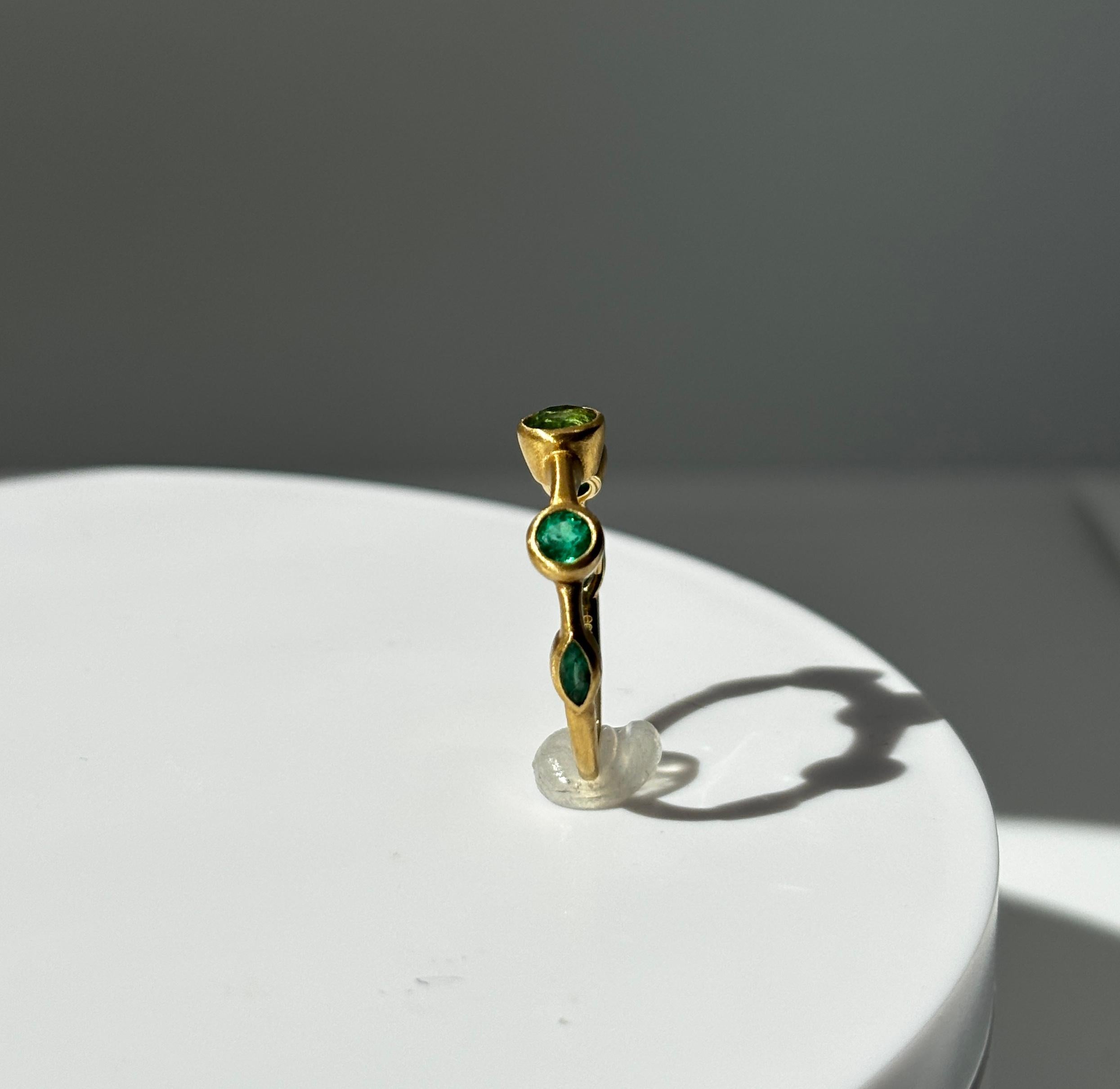 Anello a fascia in oro 18 carati spazzolato con smeraldo colombiano da 0,91 carati In condizioni Nuovo in vendita a New York, NY