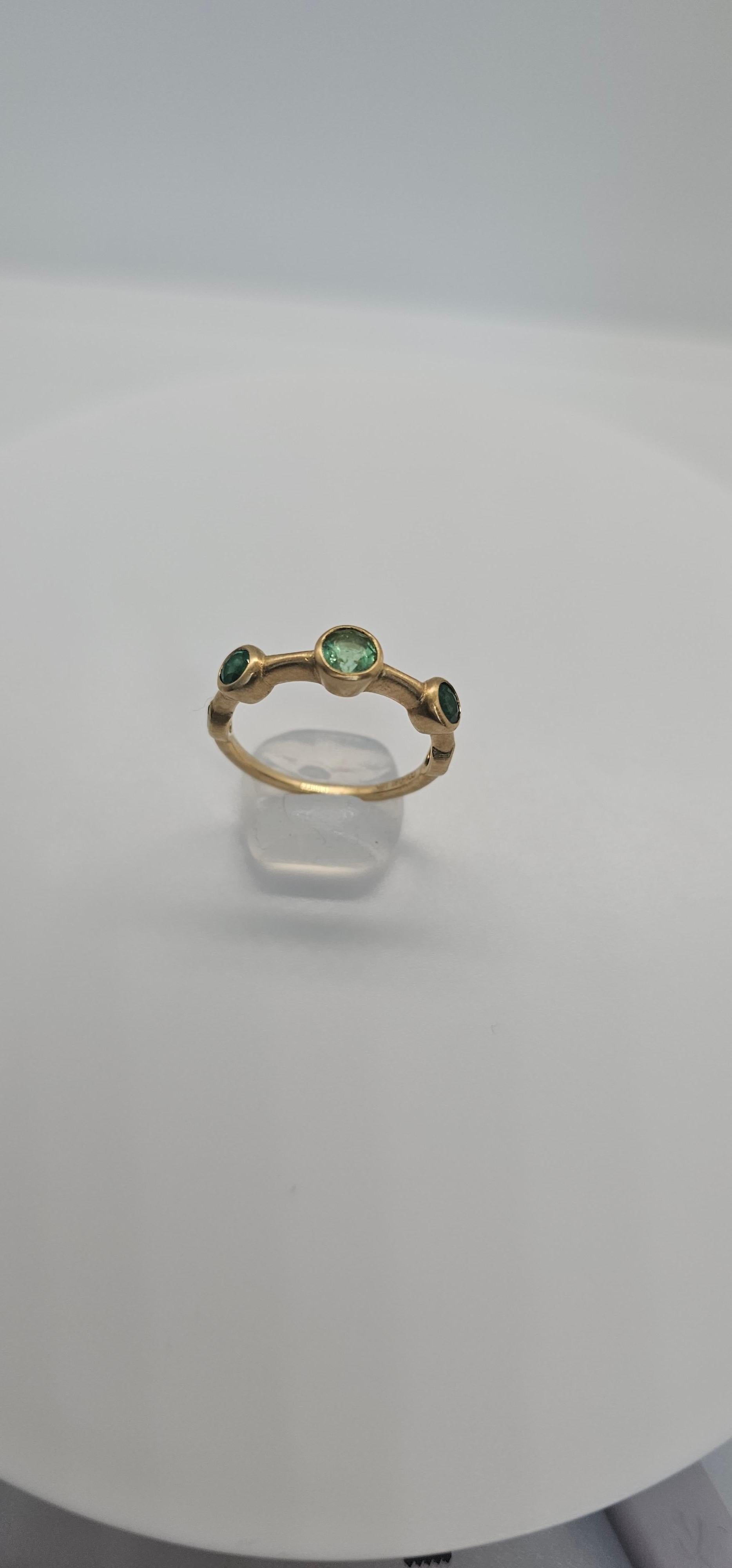 Anello a fascia in oro 18 carati spazzolato con smeraldo colombiano da 0,91 carati in vendita 1