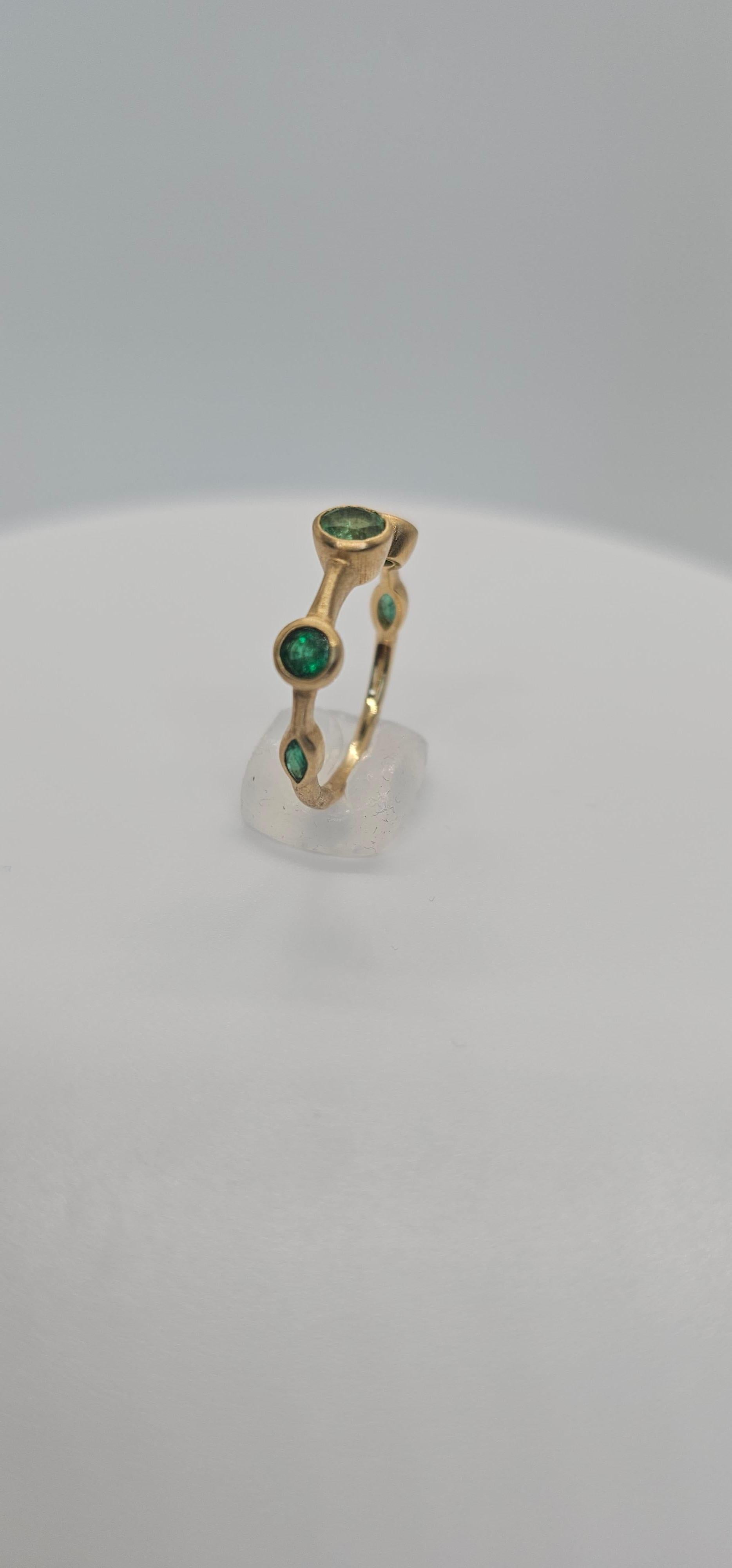 Anello a fascia in oro 18 carati spazzolato con smeraldo colombiano da 0,91 carati in vendita 2