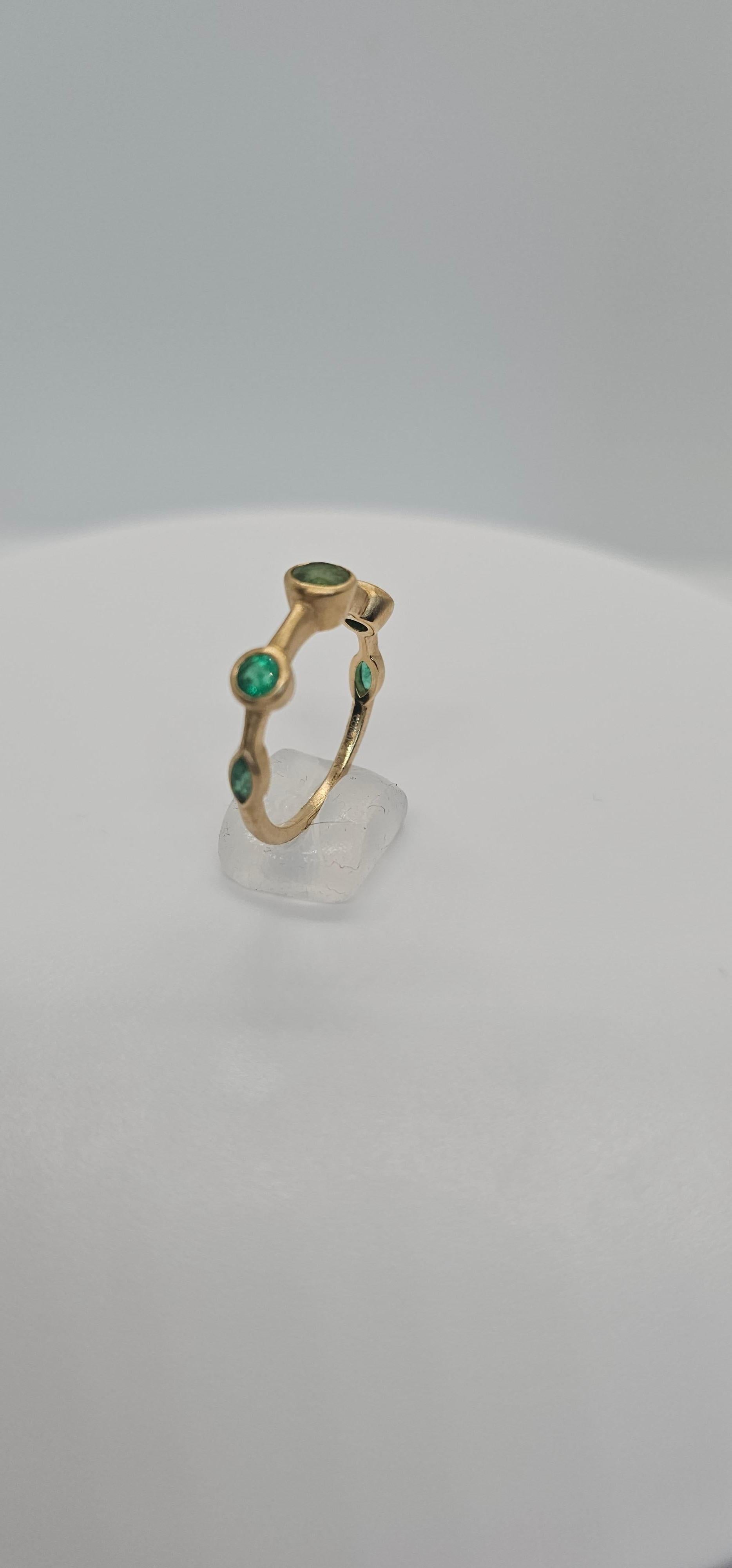 Anello a fascia in oro 18 carati spazzolato con smeraldo colombiano da 0,91 carati in vendita 4