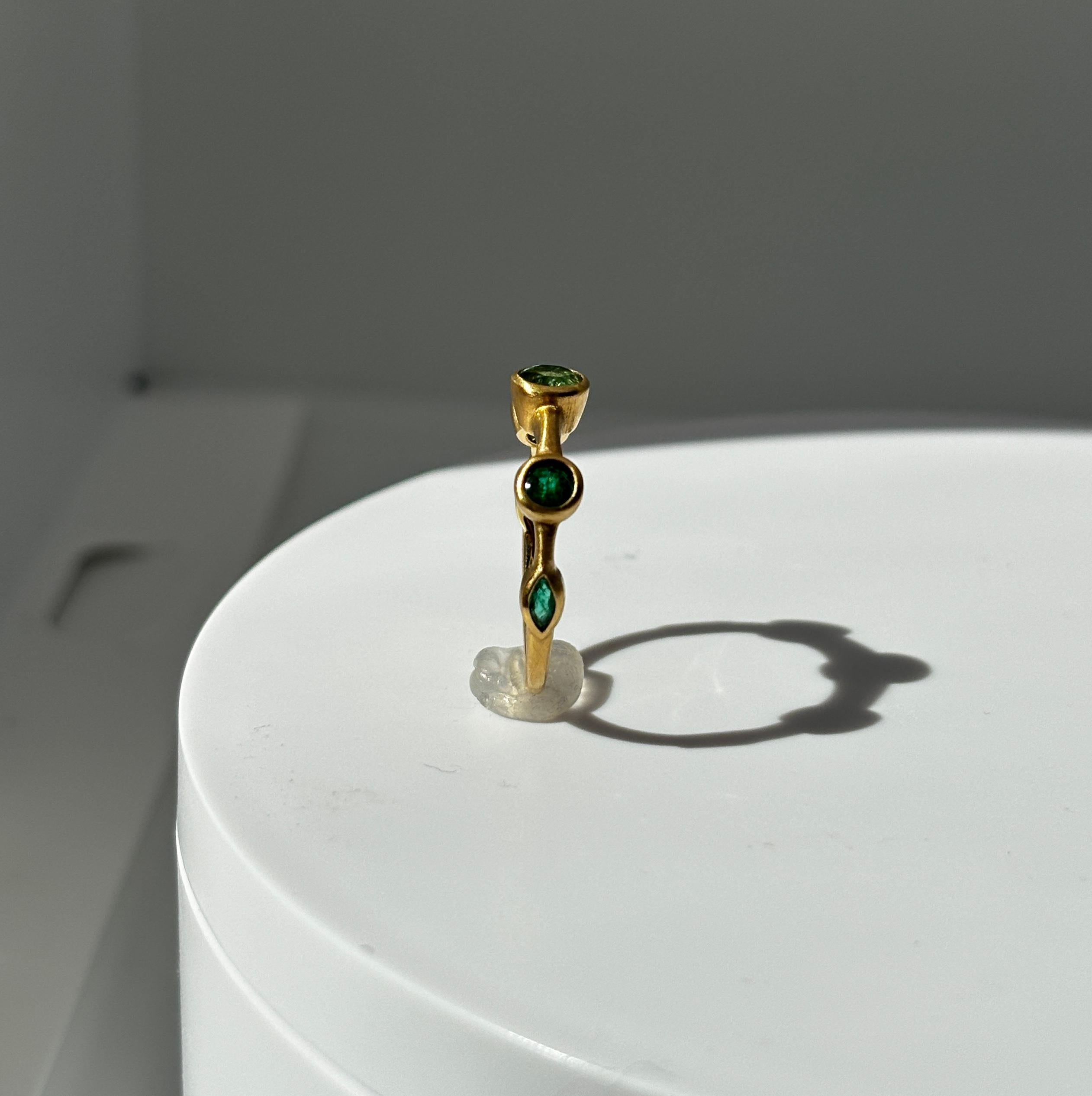 Contemporaneo Anello a fascia in oro 18 carati spazzolato con smeraldo colombiano da 0,91 carati in vendita