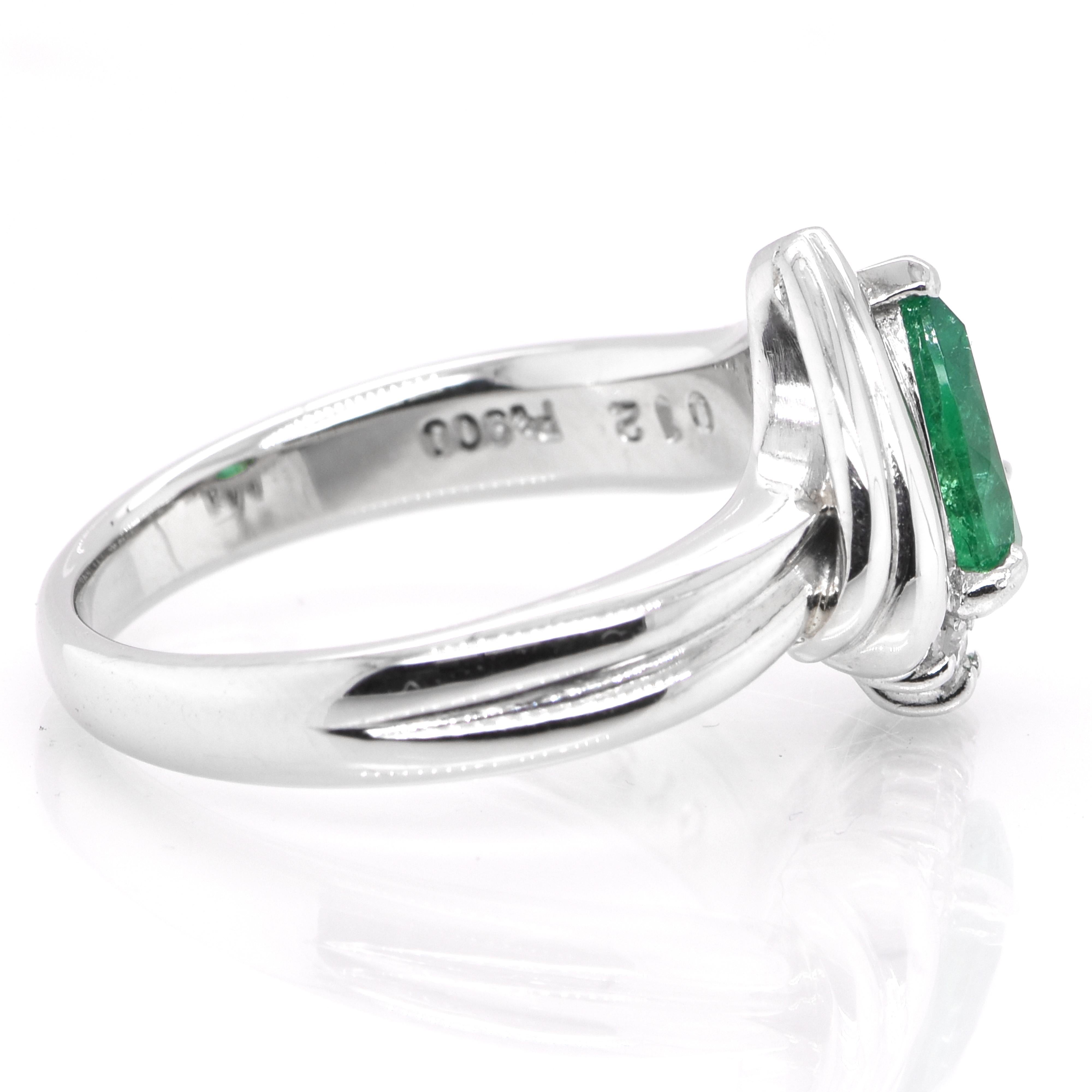 0.91 Carat Colombian, Pear-Cut Emerald and Diamond Ring Set in Platinum In Excellent Condition For Sale In Tokyo, JP