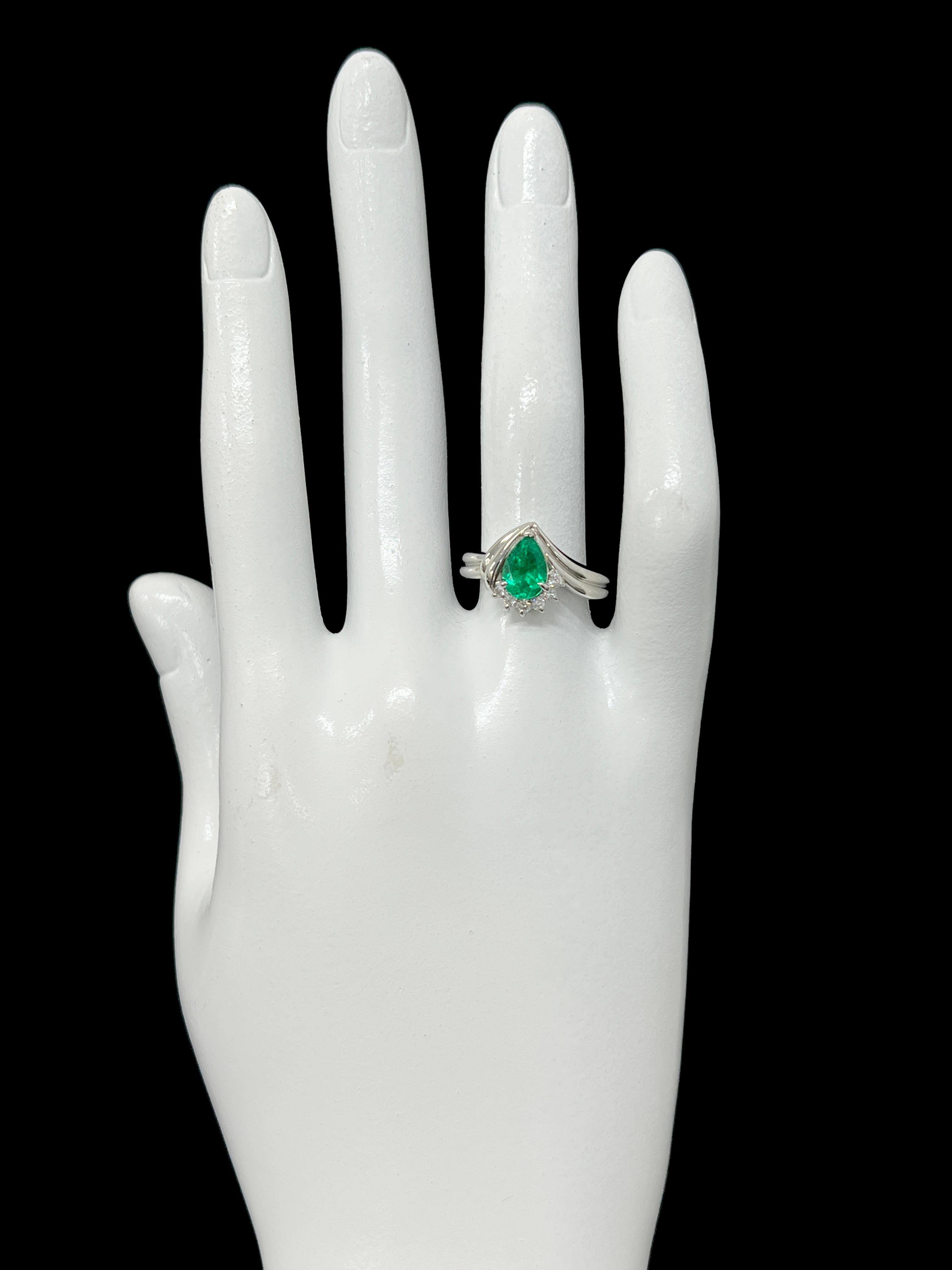 0.91 Carat Colombian, Pear-Cut Emerald and Diamond Ring Set in Platinum For Sale 1