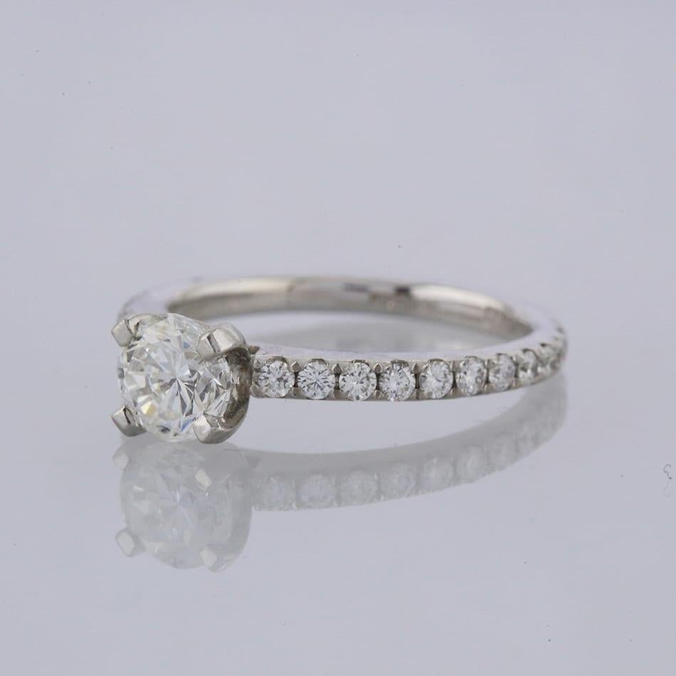 Dies ist ein diamantener Verlobungsring aus Platin. Der runde Diamant im Brillantschliff ist in einer erhöhten 4-Krallen-Fassung gefasst und hat 12 Diamanten, die sich um jede Schulter wickeln.

Zustand: Gebraucht (Sehr gut)
Gewicht: 4,8