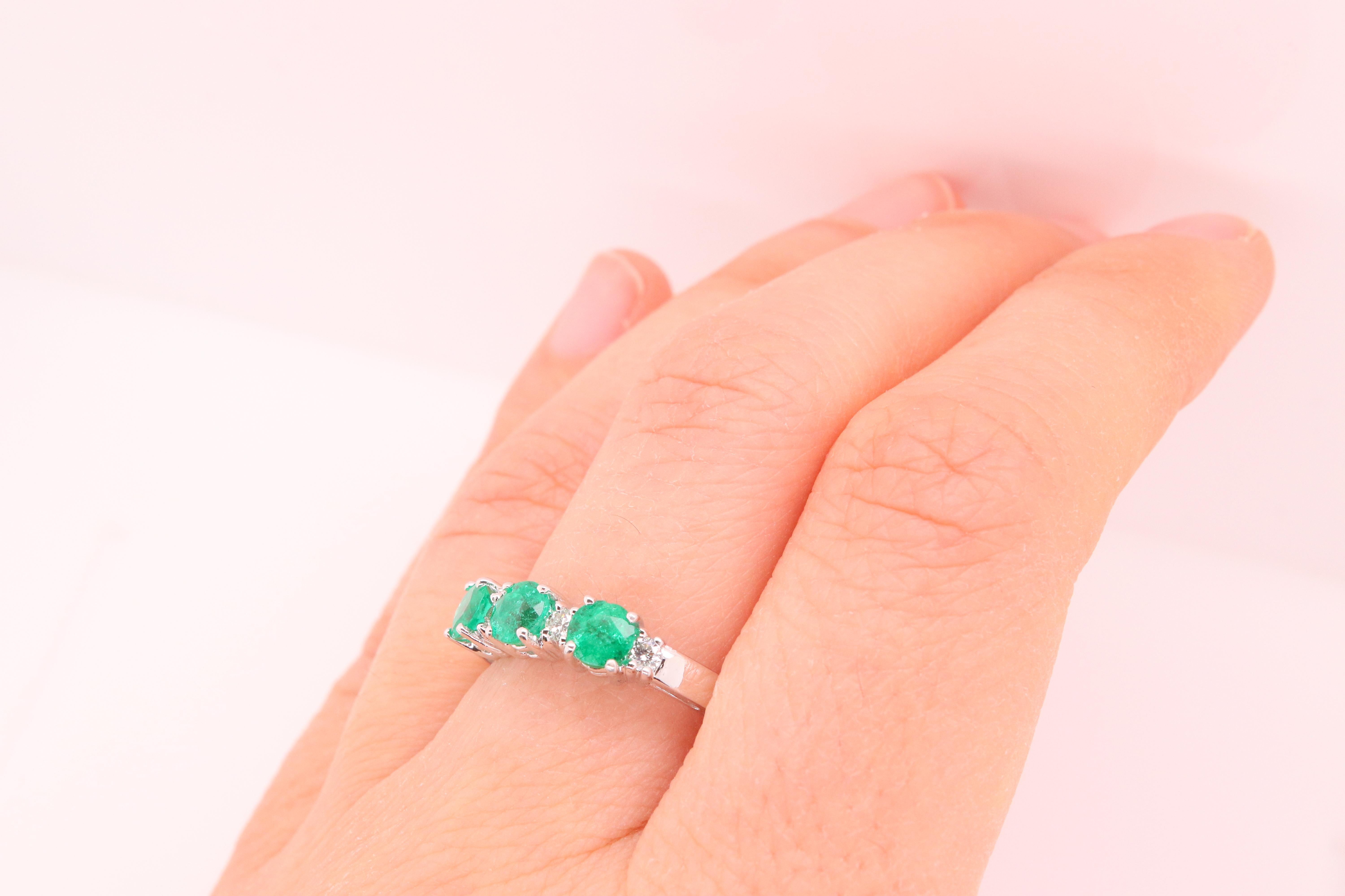 Contemporary 0.91 Carat Round Emerald Band with Diamonds