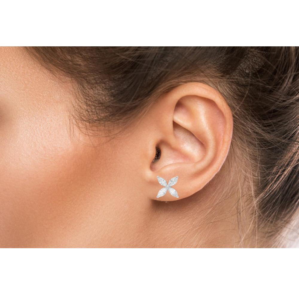 Clous d'oreilles fleur en or blanc 18 carats avec diamants taille marquise de 0,91 carat Neuf - En vente à Diera, Dubai