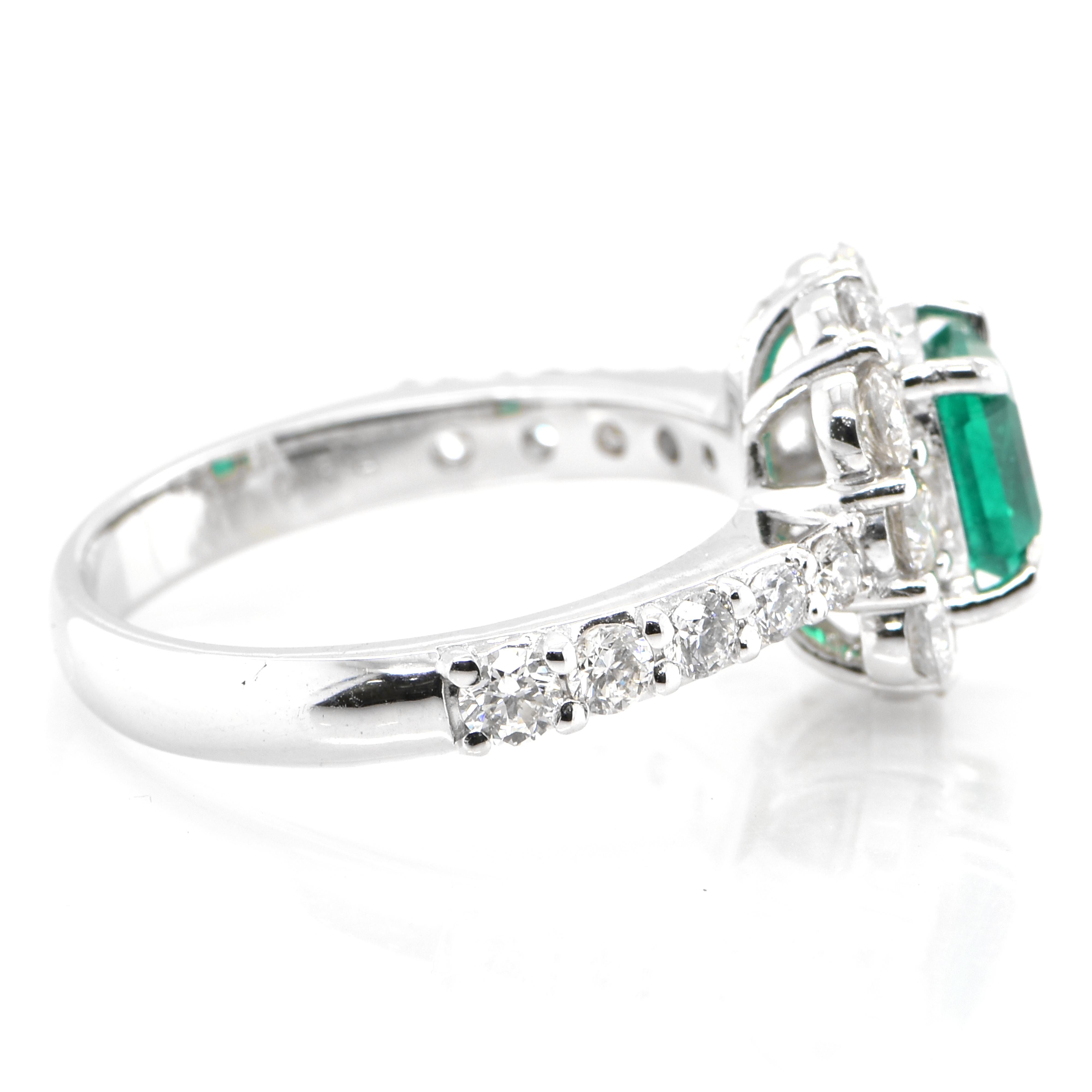 0.91 Carat Natural Colombian Emerald and Diamond Ring Made in Platinum In New Condition For Sale In Tokyo, JP