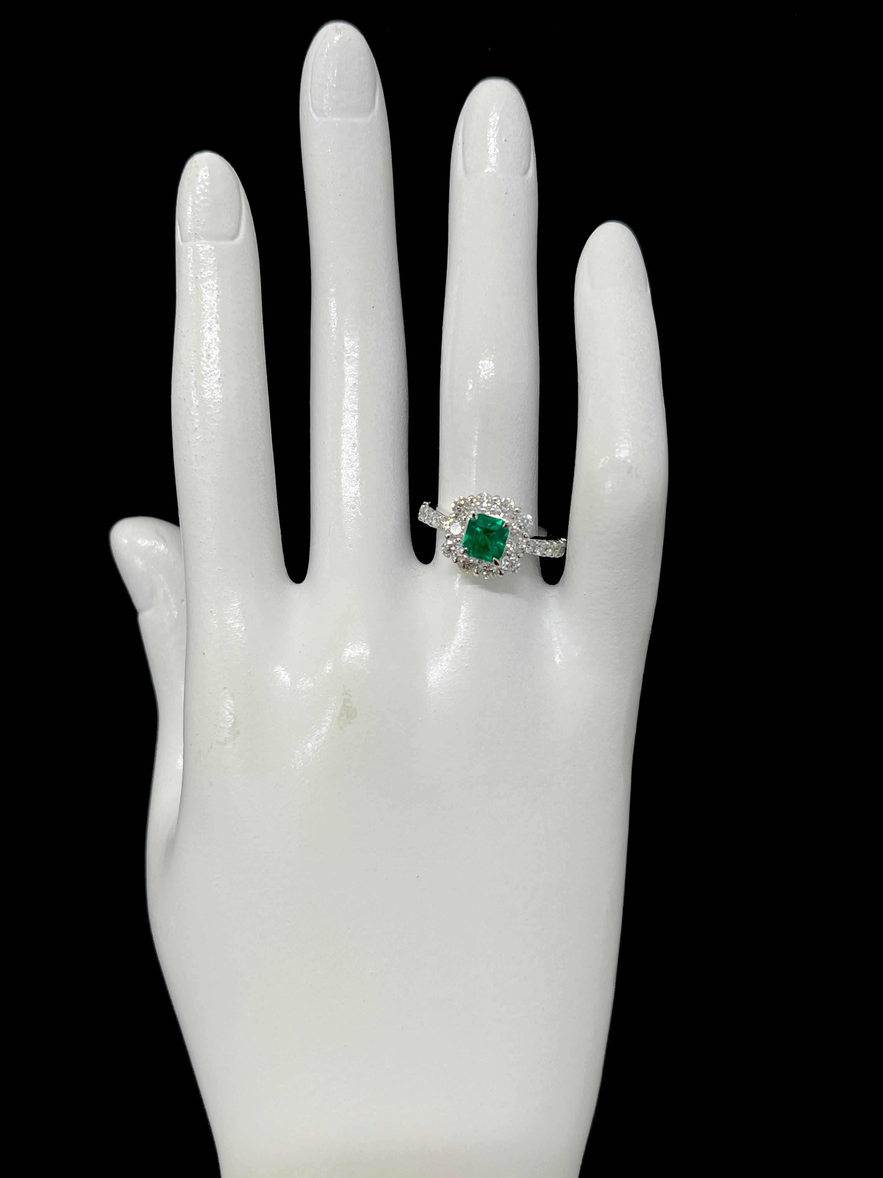 0.91 Carat Natural Colombian Emerald and Diamond Ring Made in Platinum For Sale 1