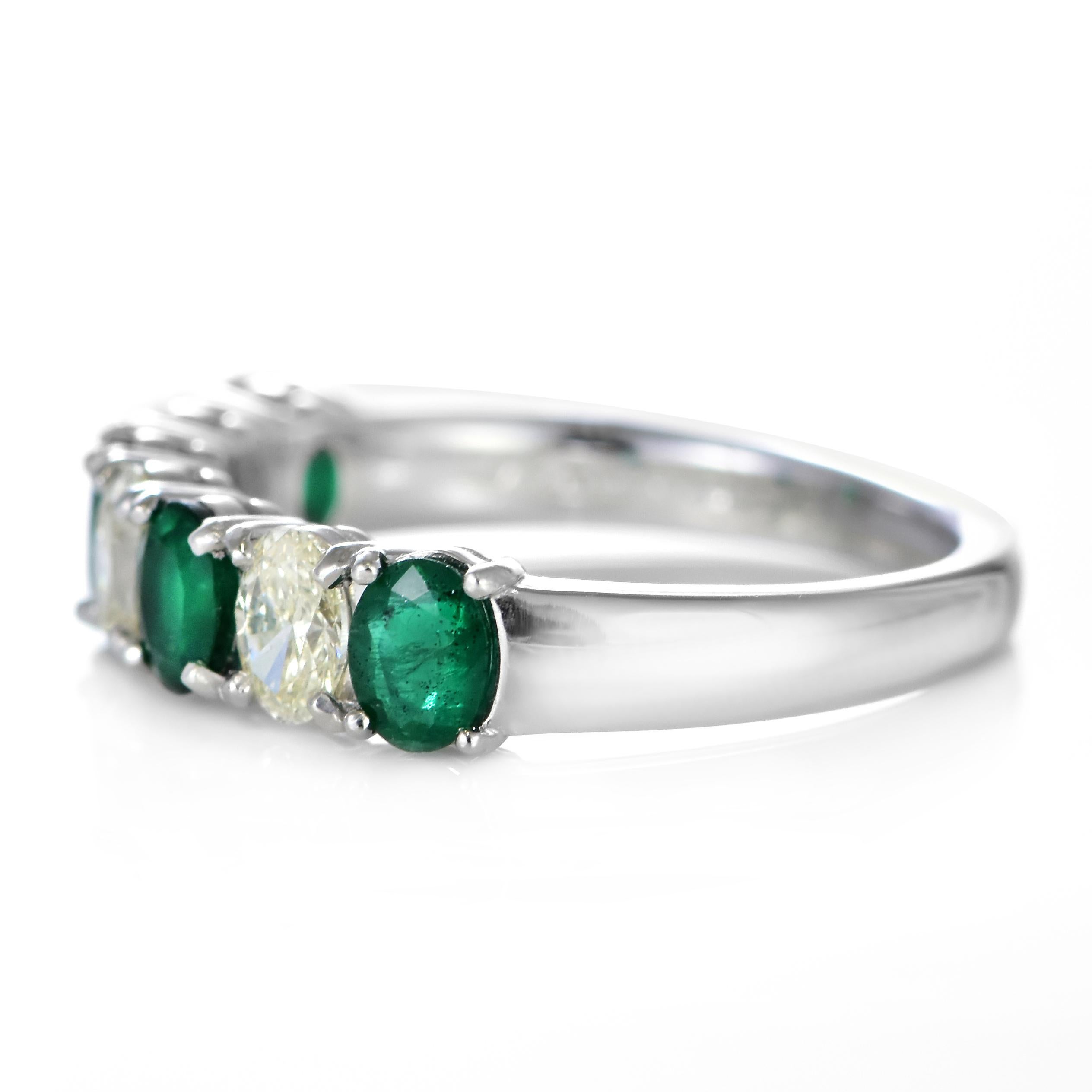 0,91 Karat natürlicher Smaragd und Diamant halber Ewigkeitsring aus Platin im Angebot 4
