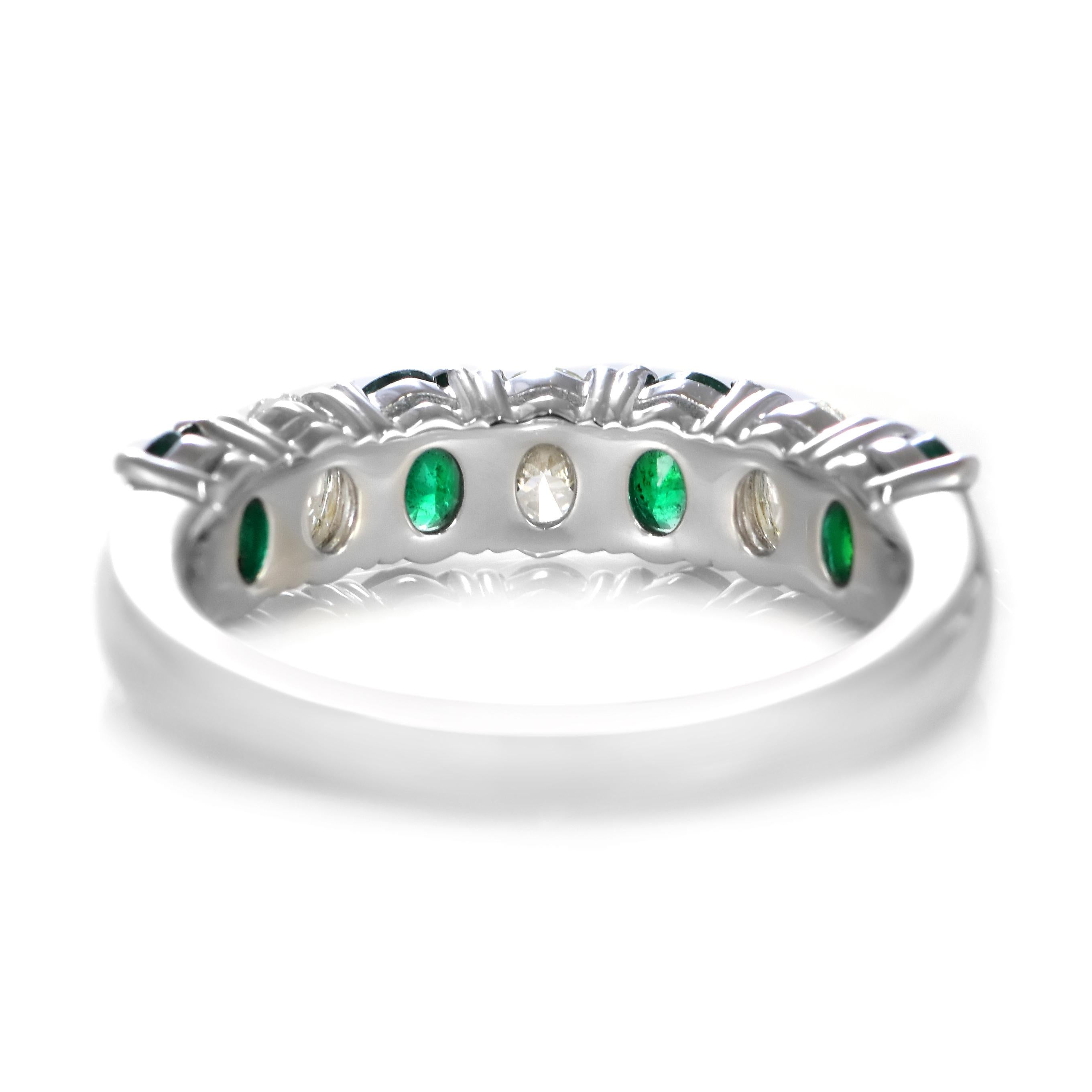 0,91 Karat natürlicher Smaragd und Diamant halber Ewigkeitsring aus Platin im Angebot 5