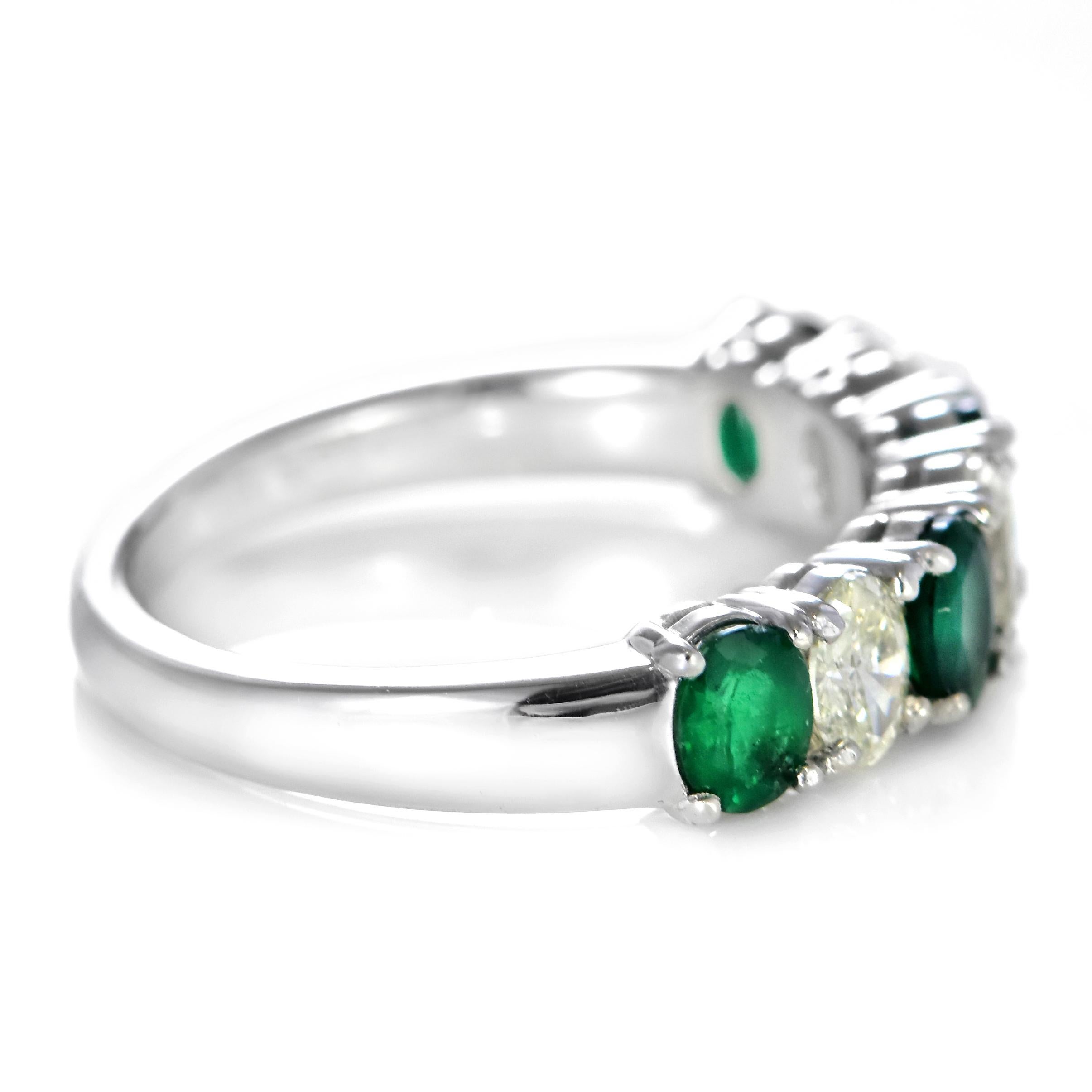 0,91 Karat natürlicher Smaragd und Diamant halber Ewigkeitsring aus Platin im Angebot 6
