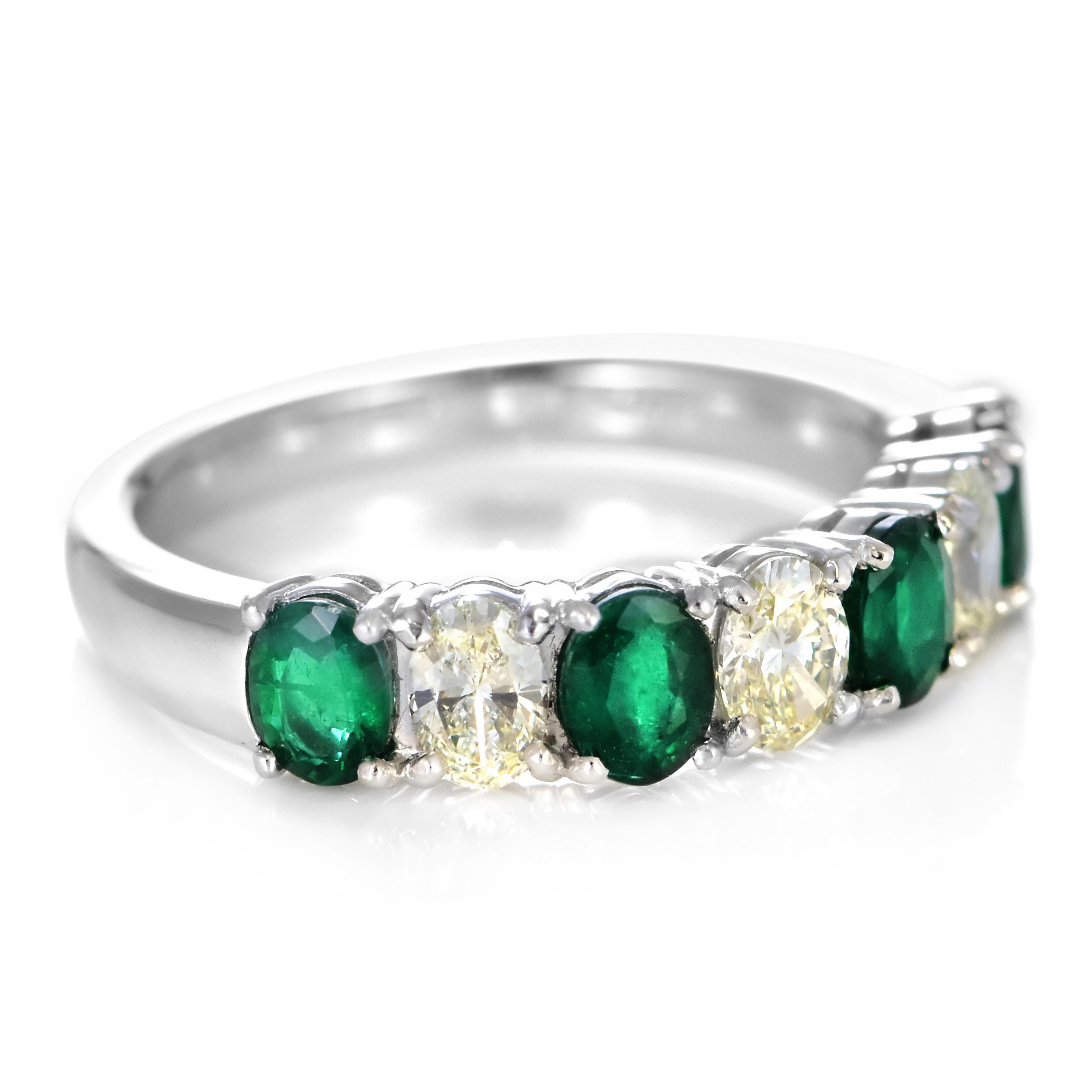 0,91 Karat natürlicher Smaragd und Diamant halber Ewigkeitsring aus Platin im Angebot 7