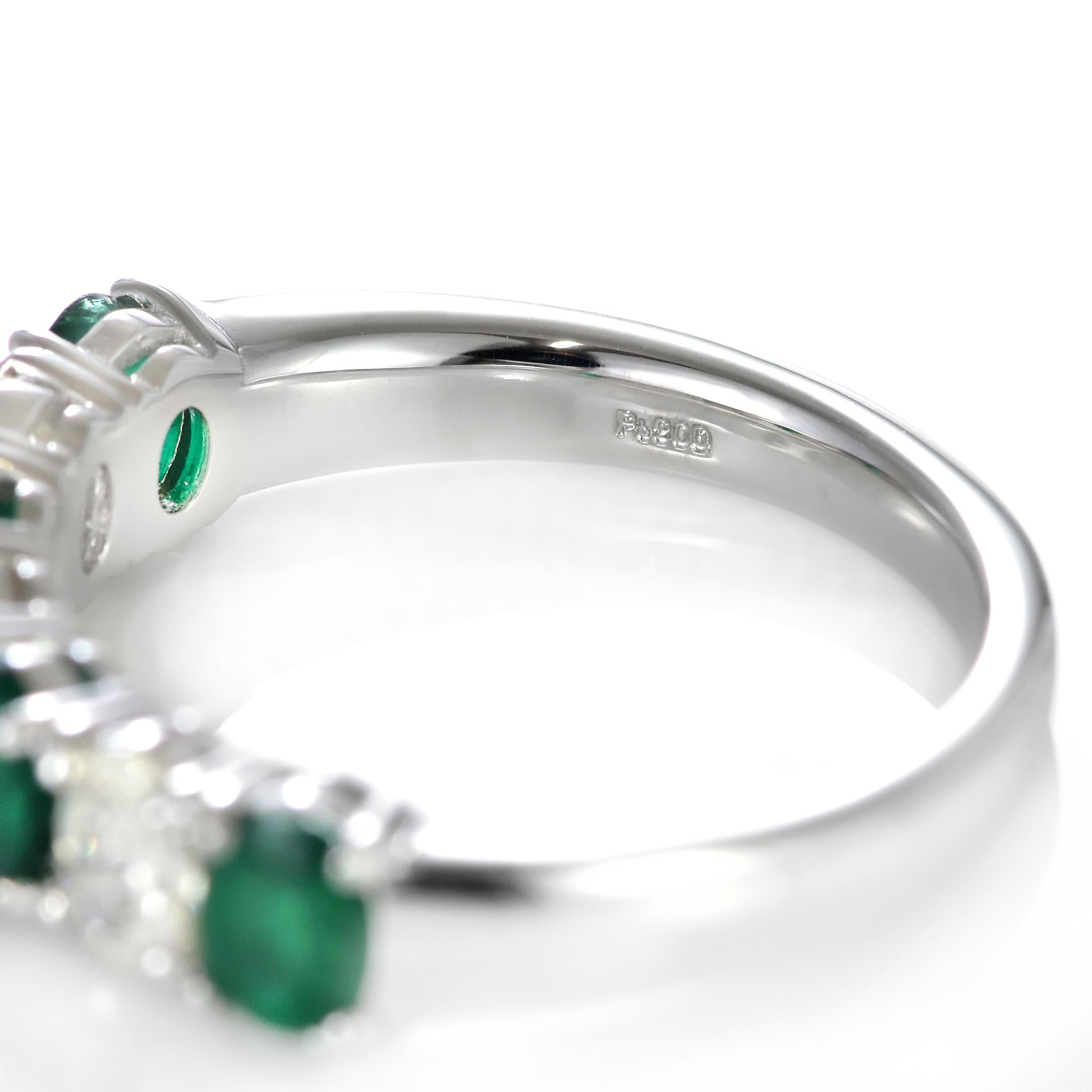 0,91 Karat natürlicher Smaragd und Diamant halber Ewigkeitsring aus Platin im Angebot 8