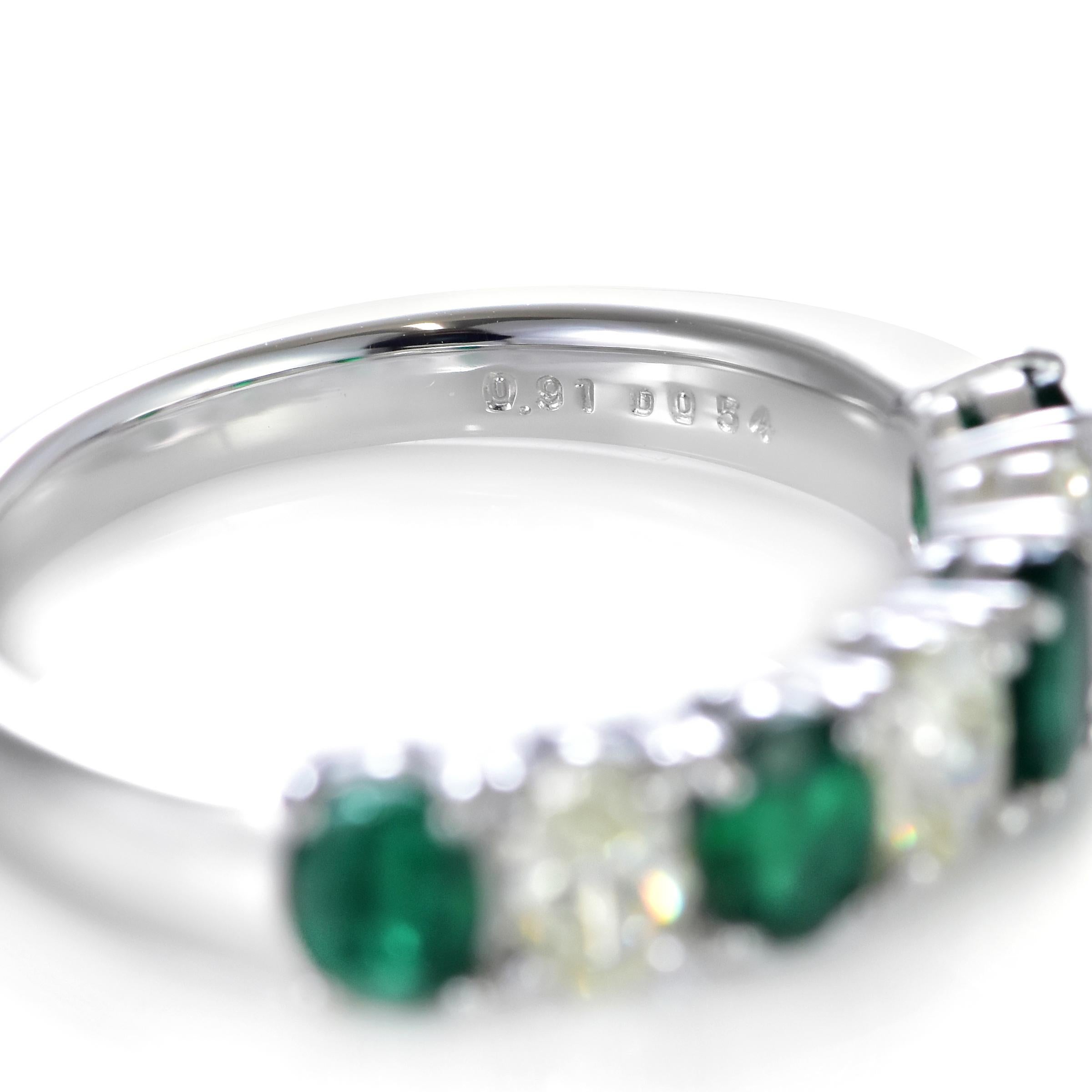 0,91 Karat natürlicher Smaragd und Diamant halber Ewigkeitsring aus Platin im Angebot 9