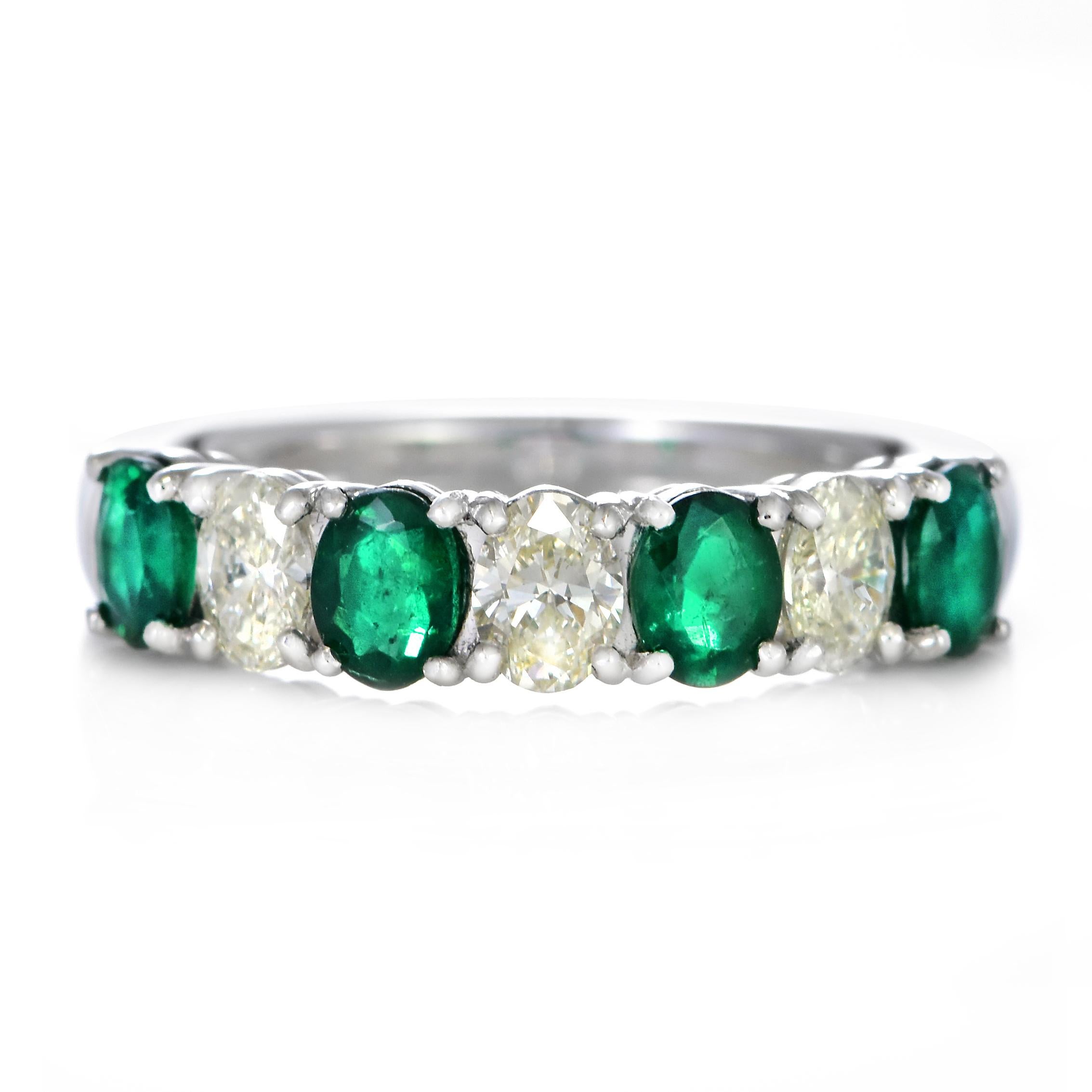 Ein atemberaubender Ring mit 0,91 Karat natürlichen Smaragden und 0,54 Karat Diamanten, eingefasst in Platin. Seit Tausenden von Jahren bewundern die Menschen das Grün des Smaragds. Smaragde werden seit jeher mit den üppigsten Landschaften und den