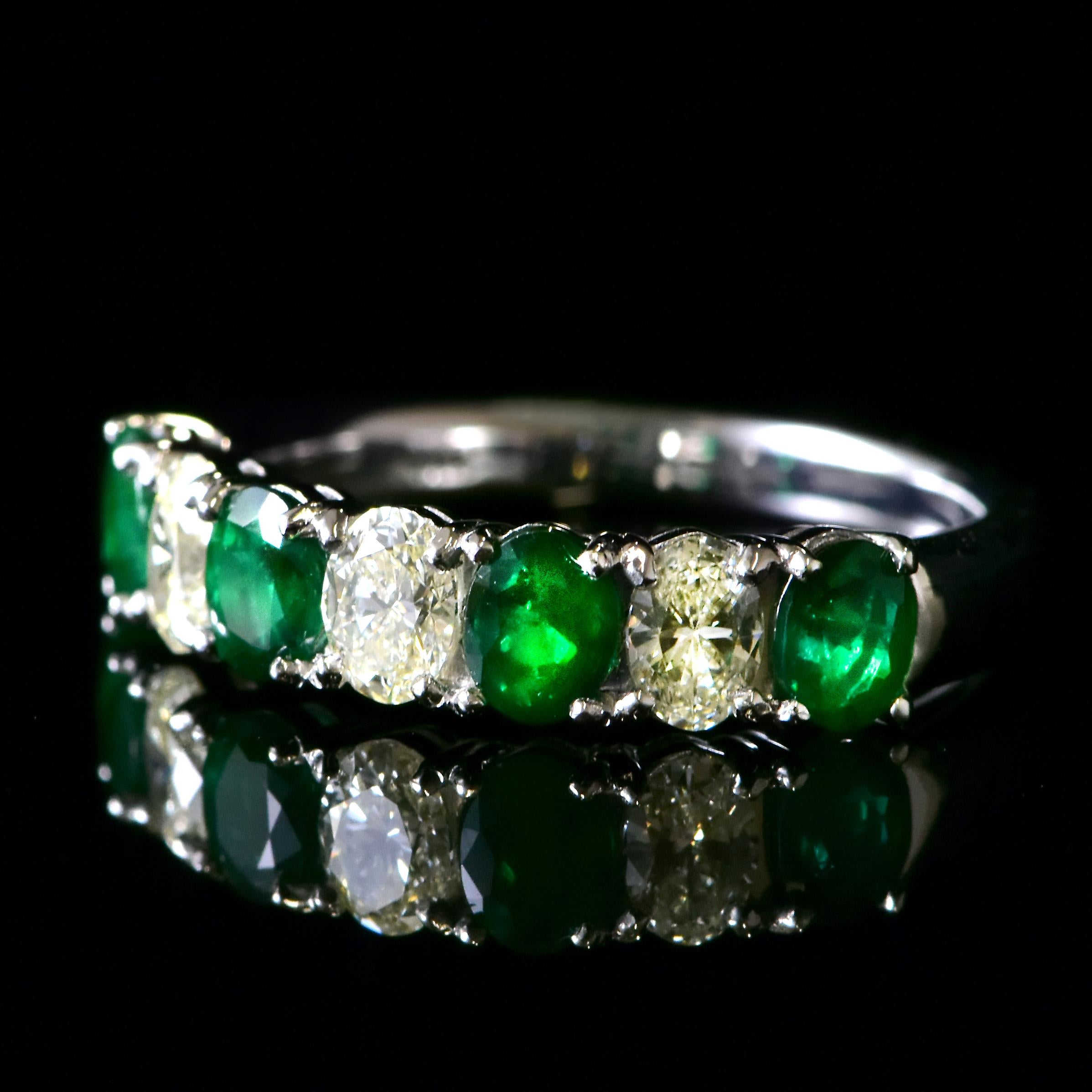 0,91 Karat natürlicher Smaragd und Diamant halber Ewigkeitsring aus Platin (Moderne) im Angebot