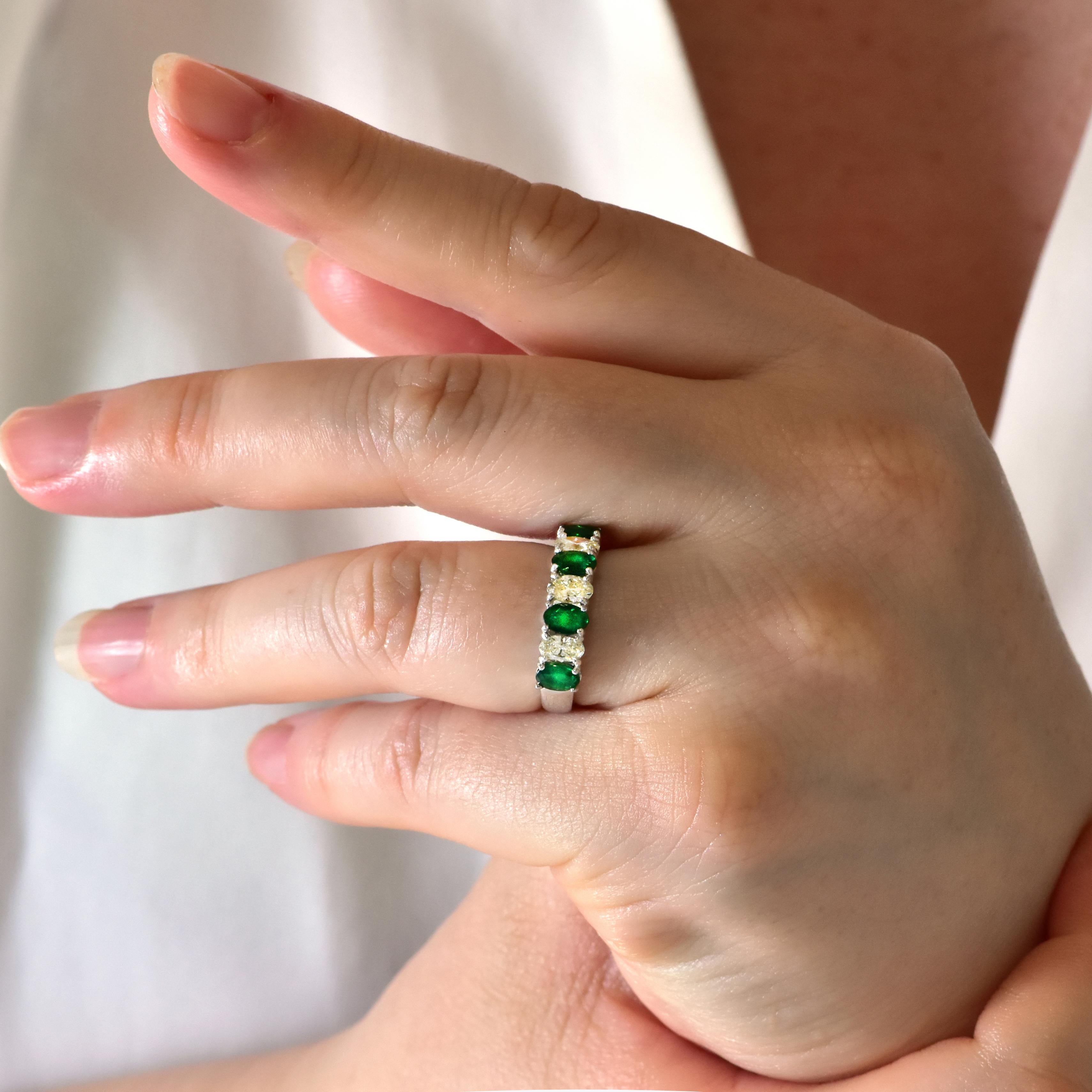 0,91 Karat natürlicher Smaragd und Diamant halber Ewigkeitsring aus Platin (Ovalschliff) im Angebot