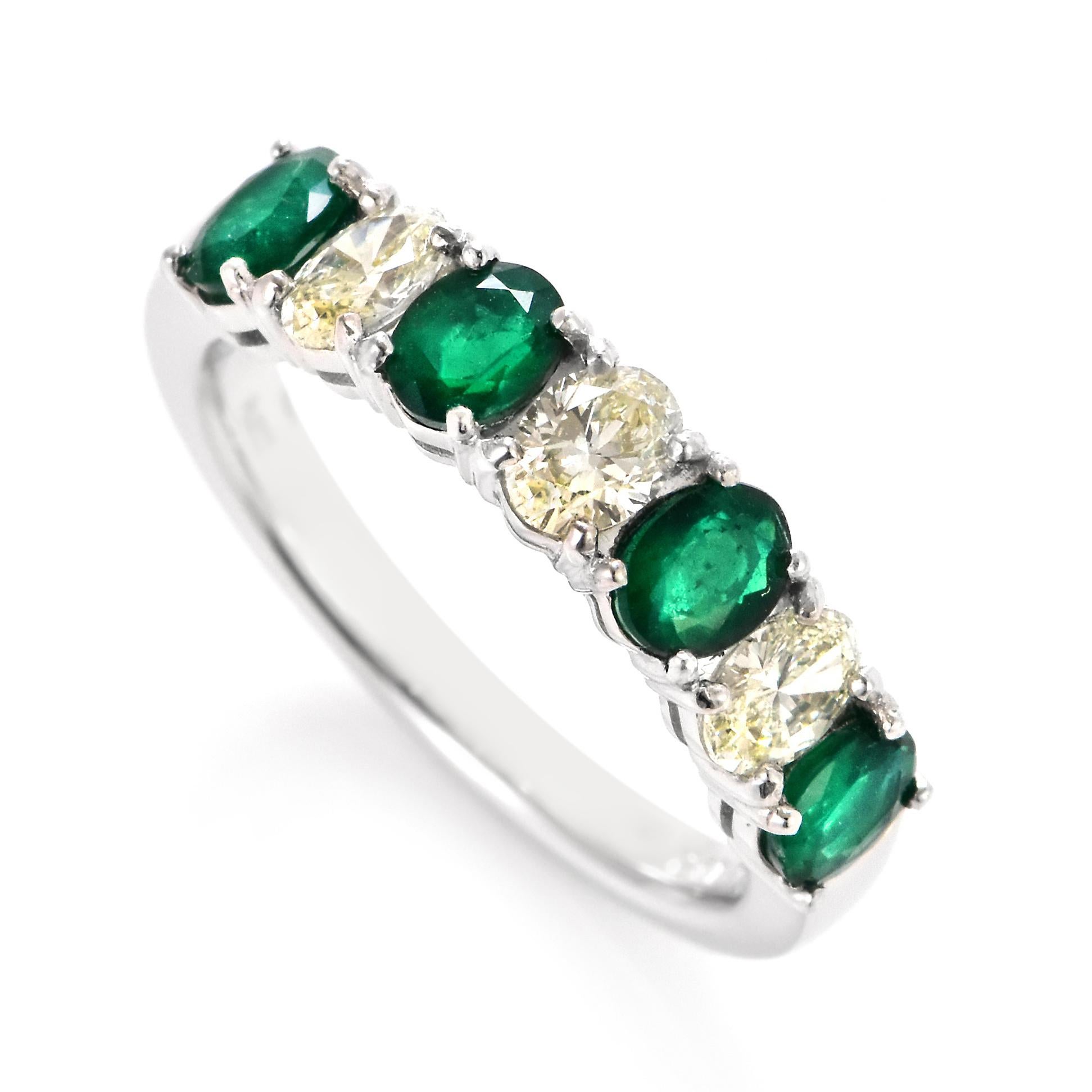0,91 Karat natürlicher Smaragd und Diamant halber Ewigkeitsring aus Platin im Zustand „Neu“ im Angebot in Tokyo, JP