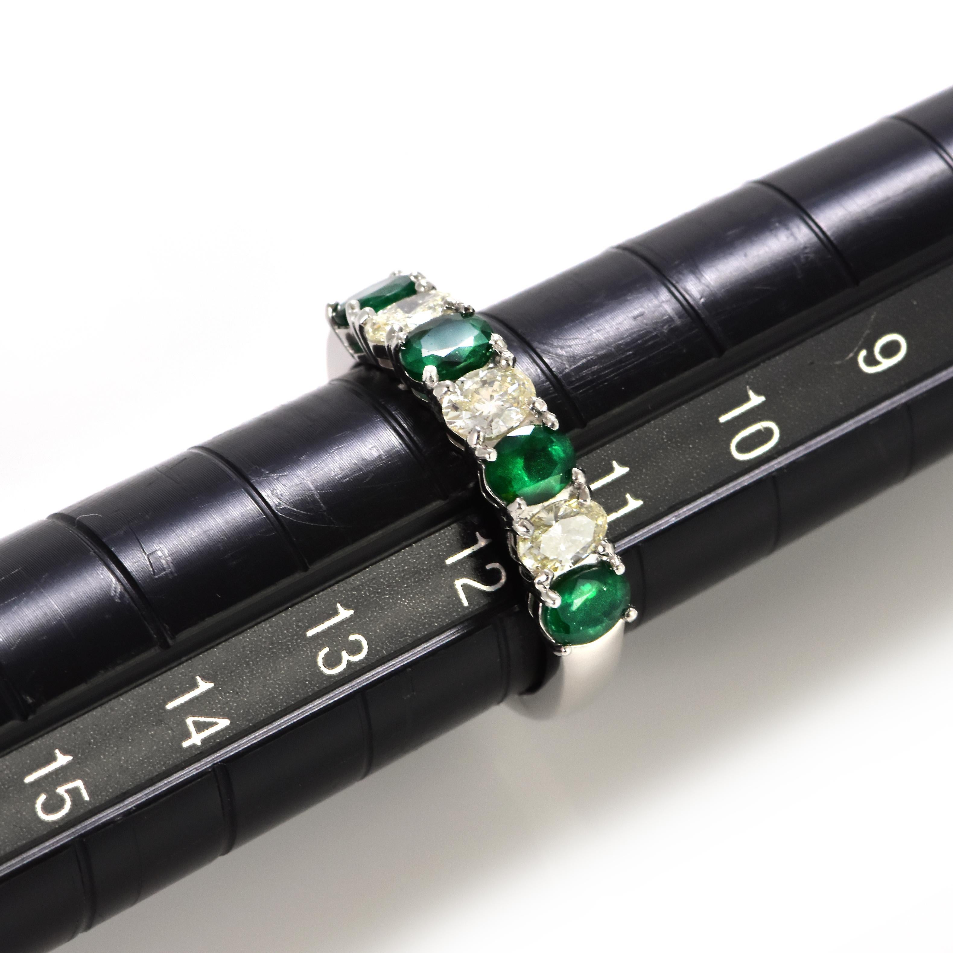 0,91 Karat natürlicher Smaragd und Diamant halber Ewigkeitsring aus Platin Damen im Angebot