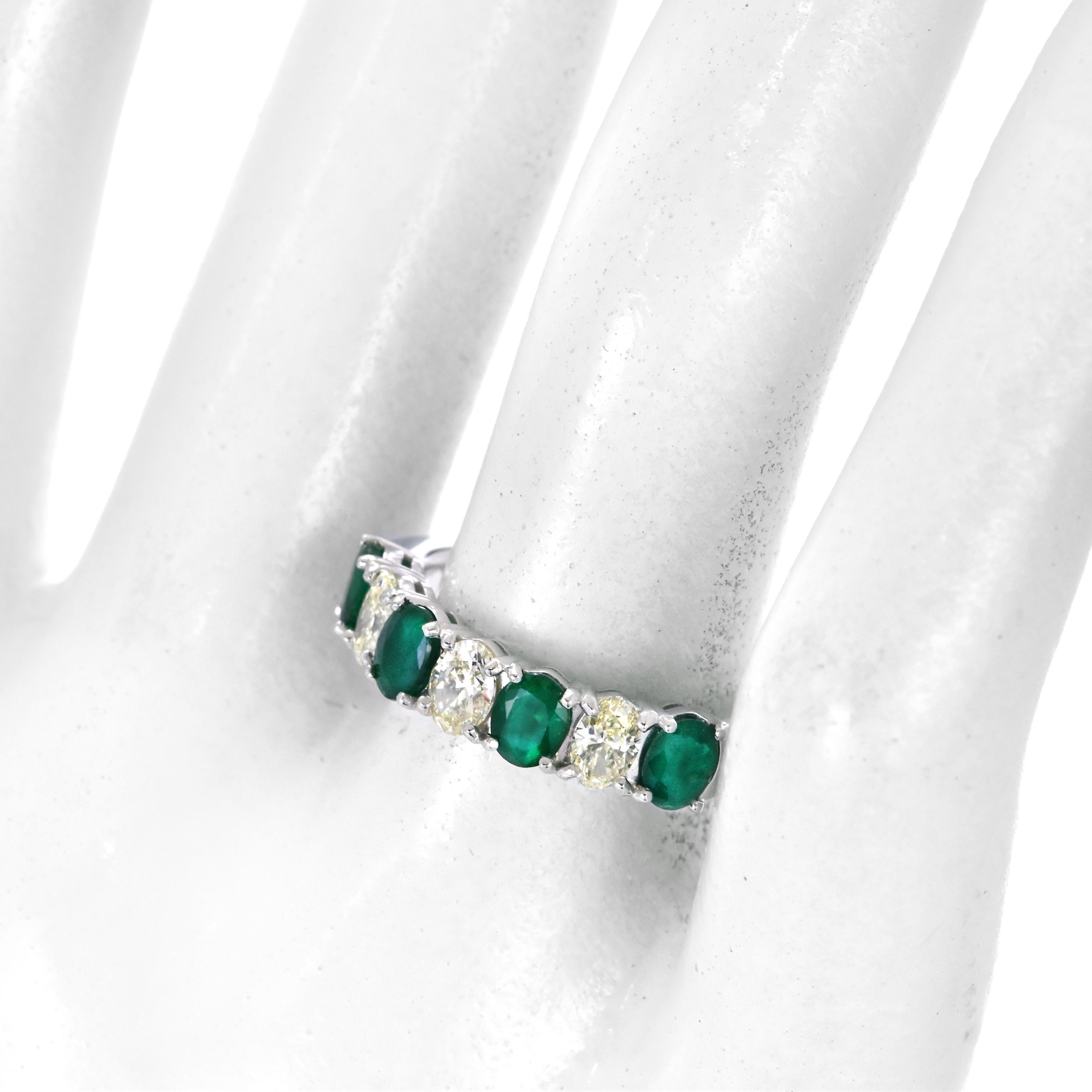 0,91 Karat natürlicher Smaragd und Diamant halber Ewigkeitsring aus Platin im Angebot 1