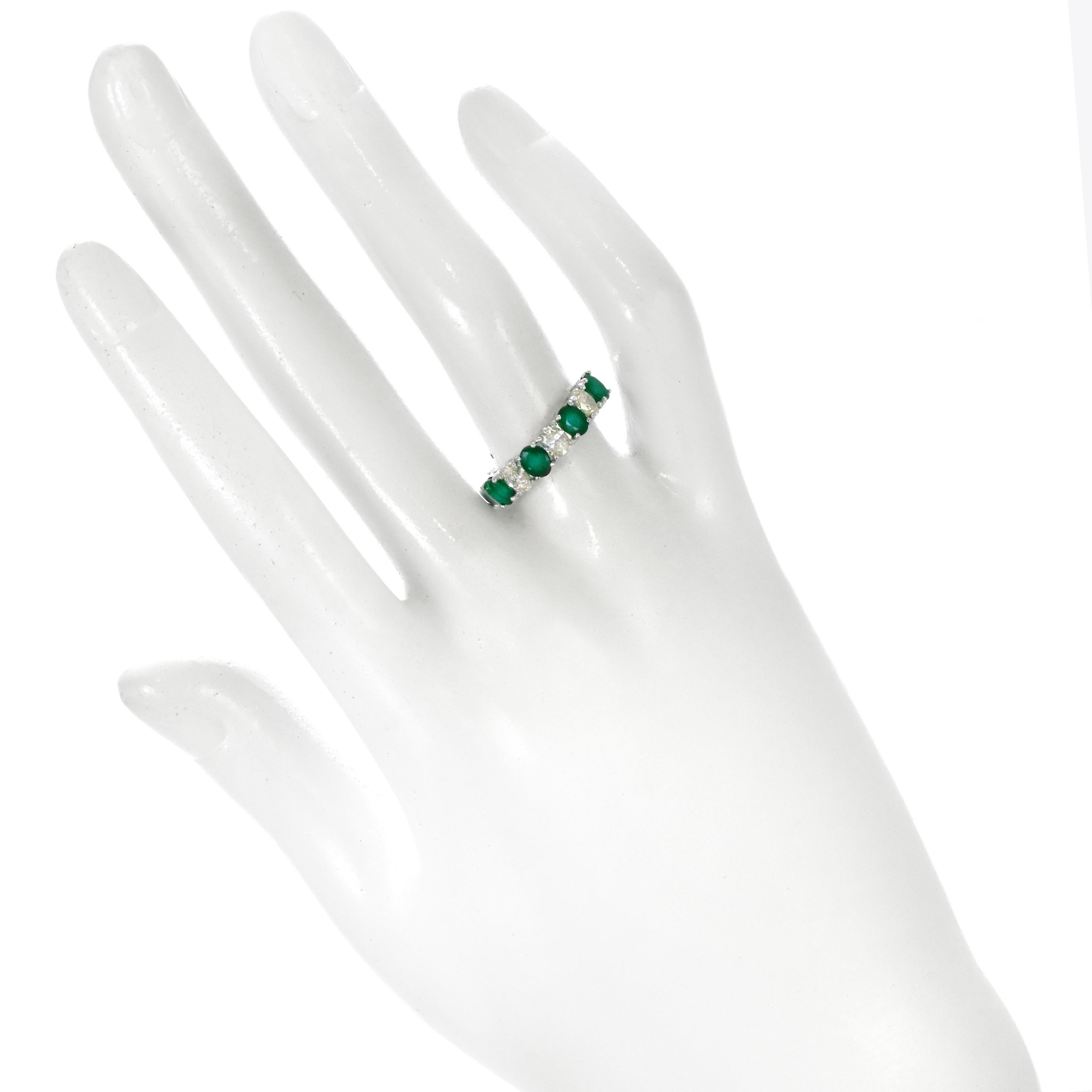 0,91 Karat natürlicher Smaragd und Diamant halber Ewigkeitsring aus Platin im Angebot 2