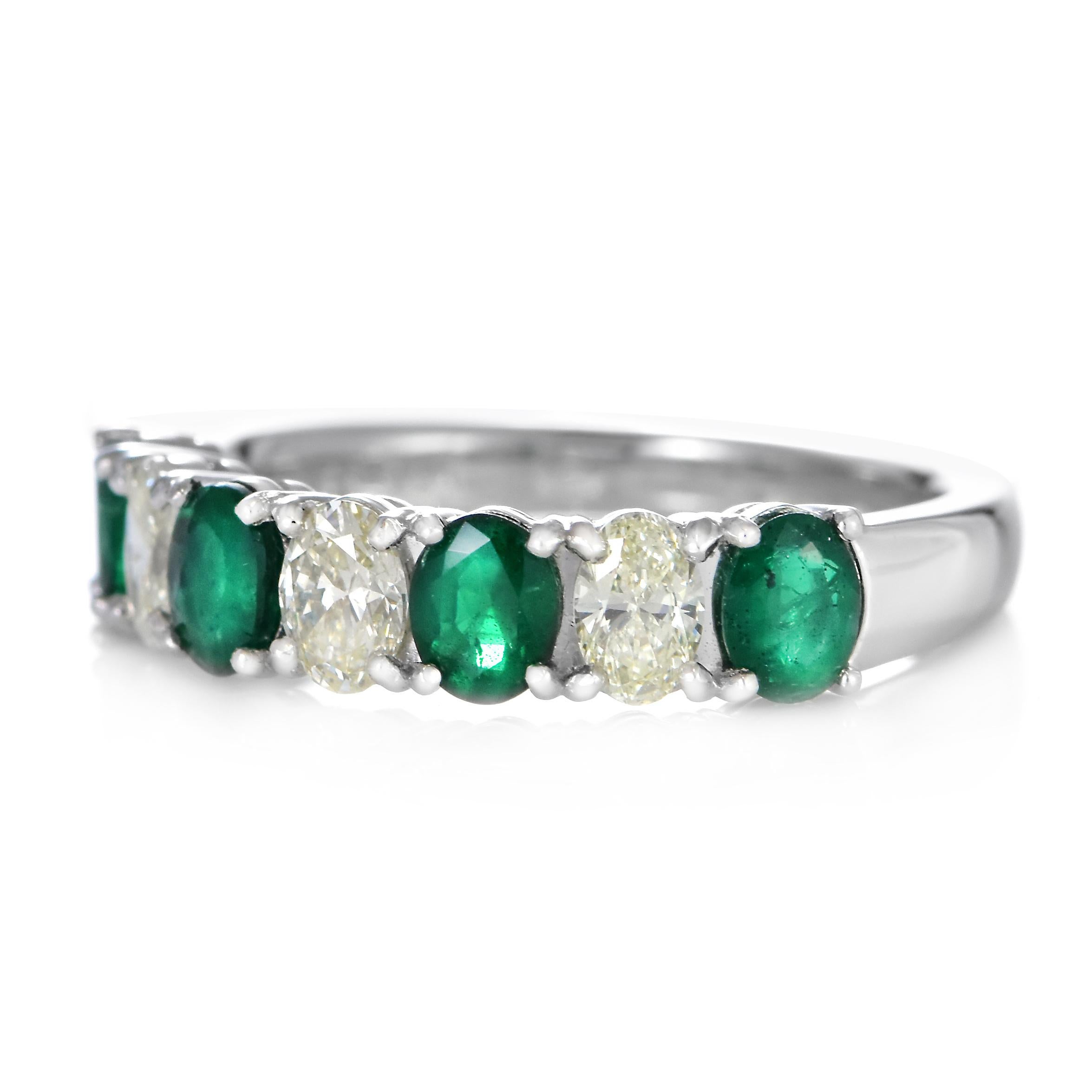 0,91 Karat natürlicher Smaragd und Diamant halber Ewigkeitsring aus Platin im Angebot 3