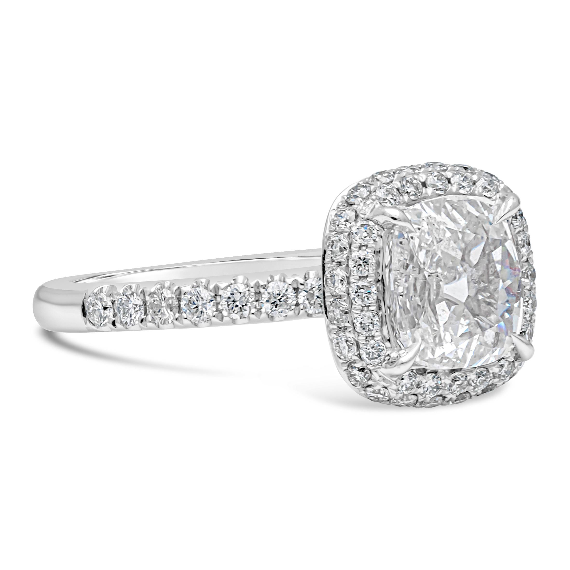 Contemporain  Roman Malakov, bague de fiançailles ancienne avec halo de diamants taille coussin de 0,91 carat en vente