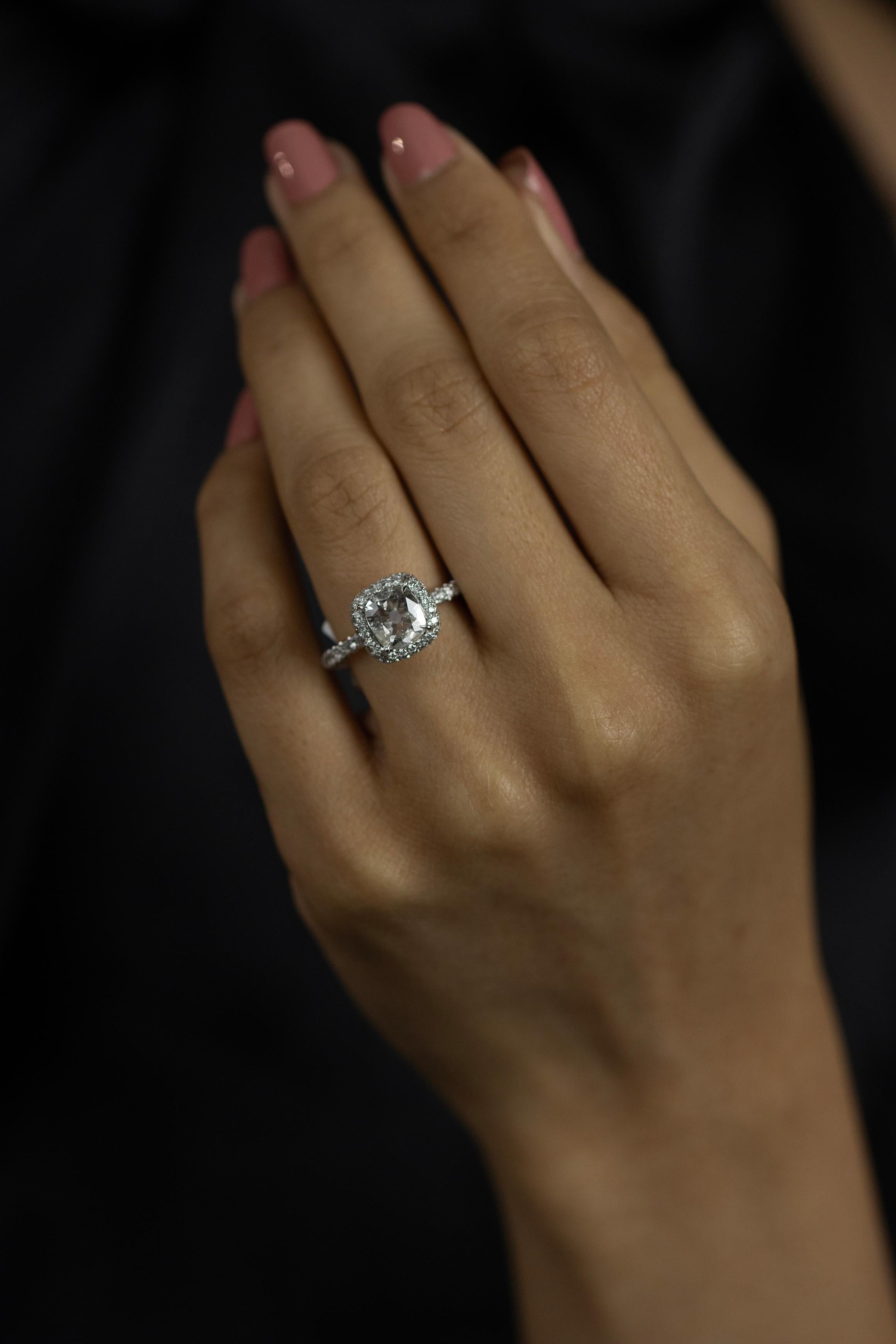  Roman Malakov, bague de fiançailles ancienne avec halo de diamants taille coussin de 0,91 carat en vente 1