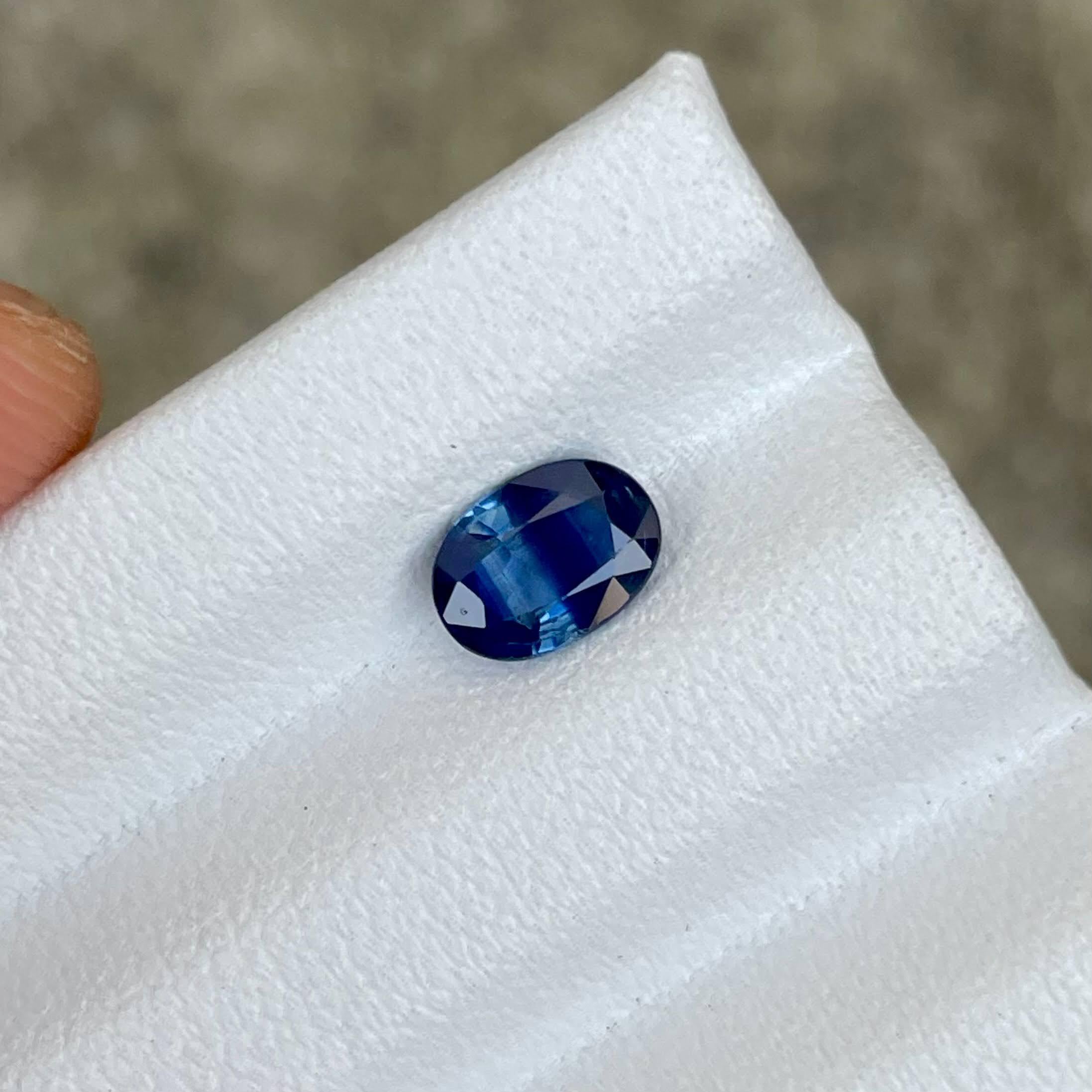 Gewicht 0,91 Karat
Abmessungen 6,9x5,0x2,8 mm
Behandlung erhitzt 
Herkunft Sri Lanka 
Klarheit VVS 
Form oval 
Facettenschliff 



Dieser exquisite blaue Saphir von 0.81 Karat ist ein natürlicher Edelstein, der aus den berühmten Minen von Sri Lanka