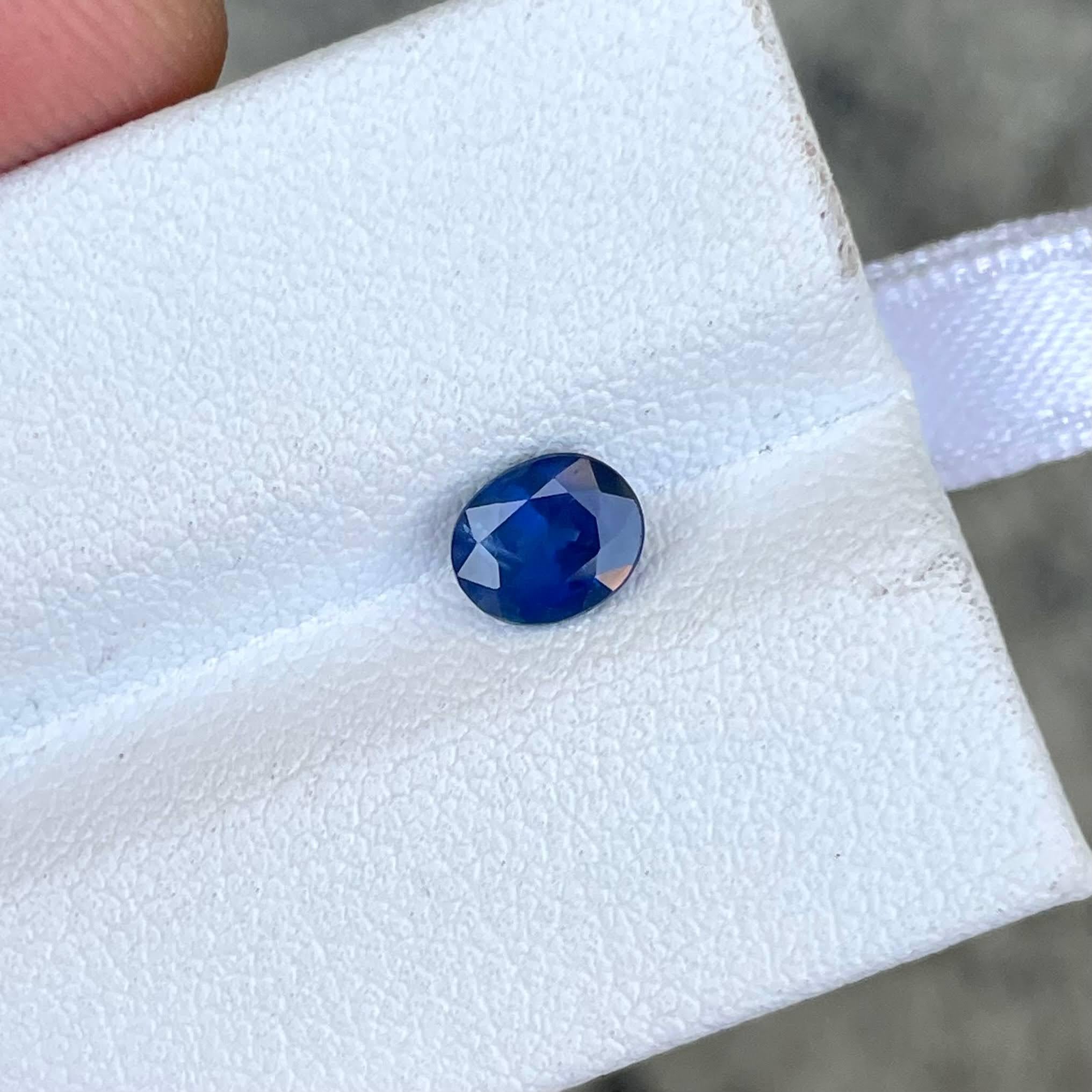 Modern 0.91 carats Blue Sapphire Stone Oval Faceted Madagascar's Gemstone For Sale