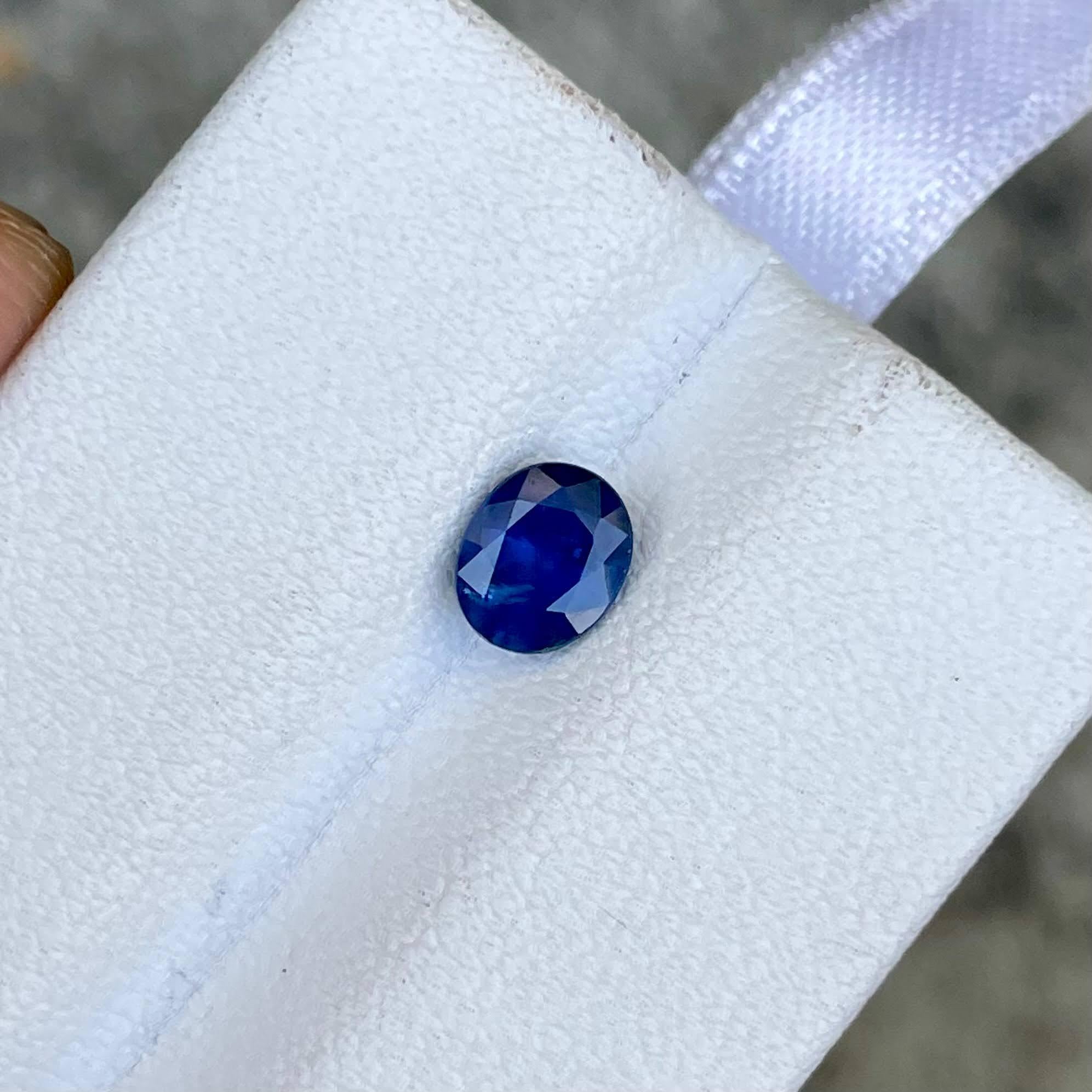 Oval Cut 0.91 carats Blue Sapphire Stone Oval Faceted Madagascar's Gemstone For Sale