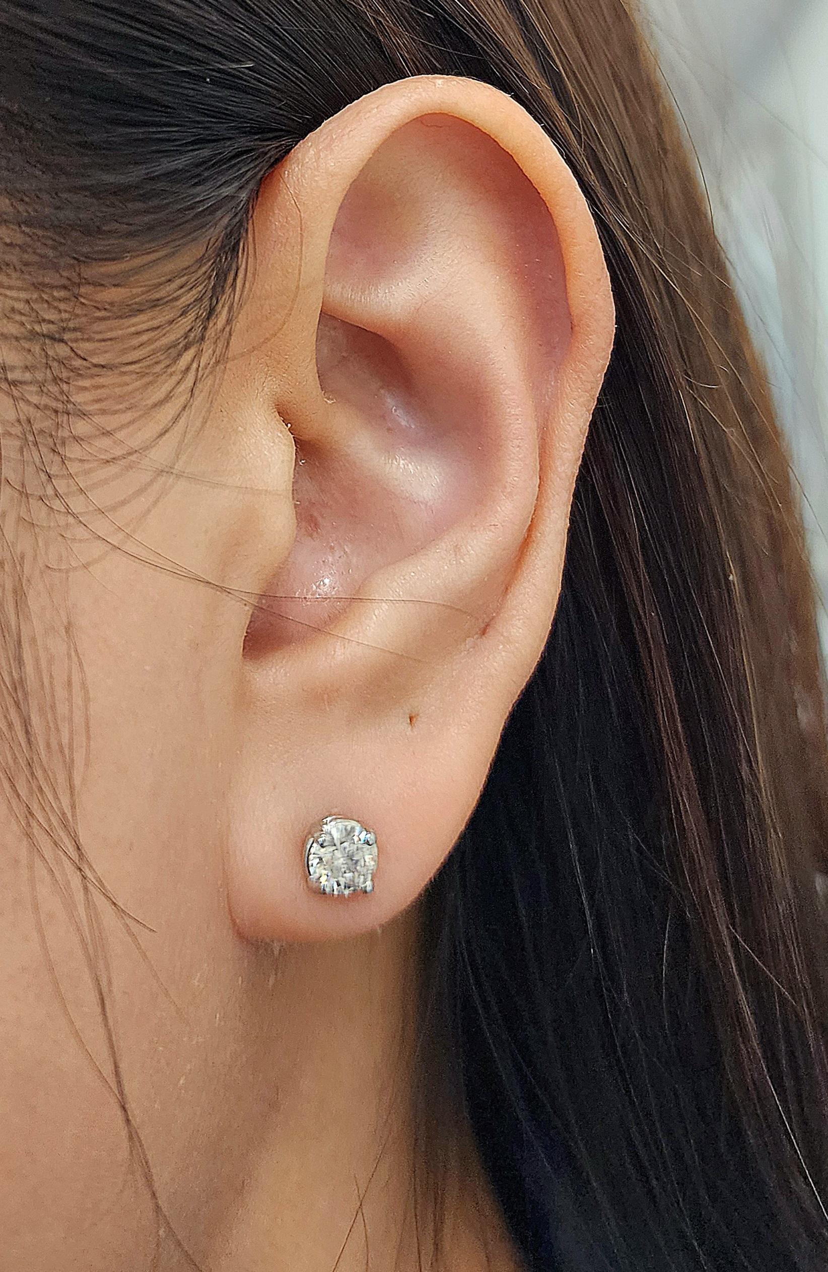 Questi orecchini con perno presentano 0,91 carati di diamanti grezzi incastonati in oro bianco 14 carati. I diamanti hanno un colore G e una purezza I1, per un fascino unico e moderno. Il loro design minimalista li rende un'aggiunta versatile a