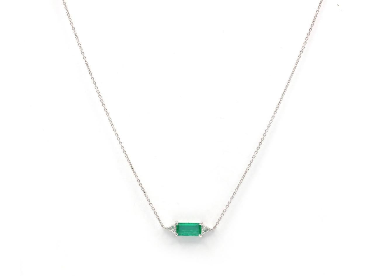 Tapered Baguette 0.91 Ct Emerald 18 K White Gold Chain Necklace For Sale