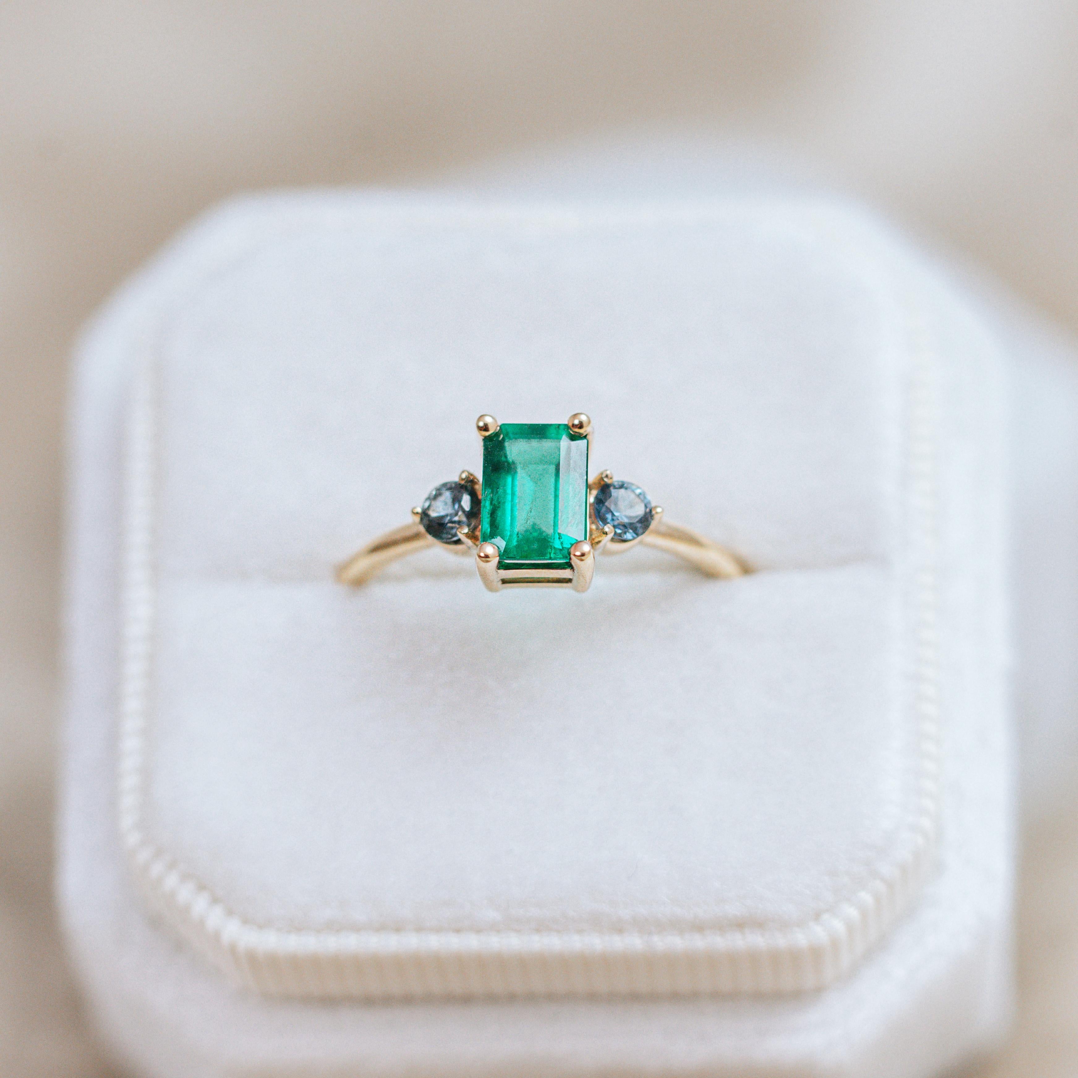 Modern 0.91 Ct Emerald and Sapphires Ring in 14k Yellow Gold For Sale