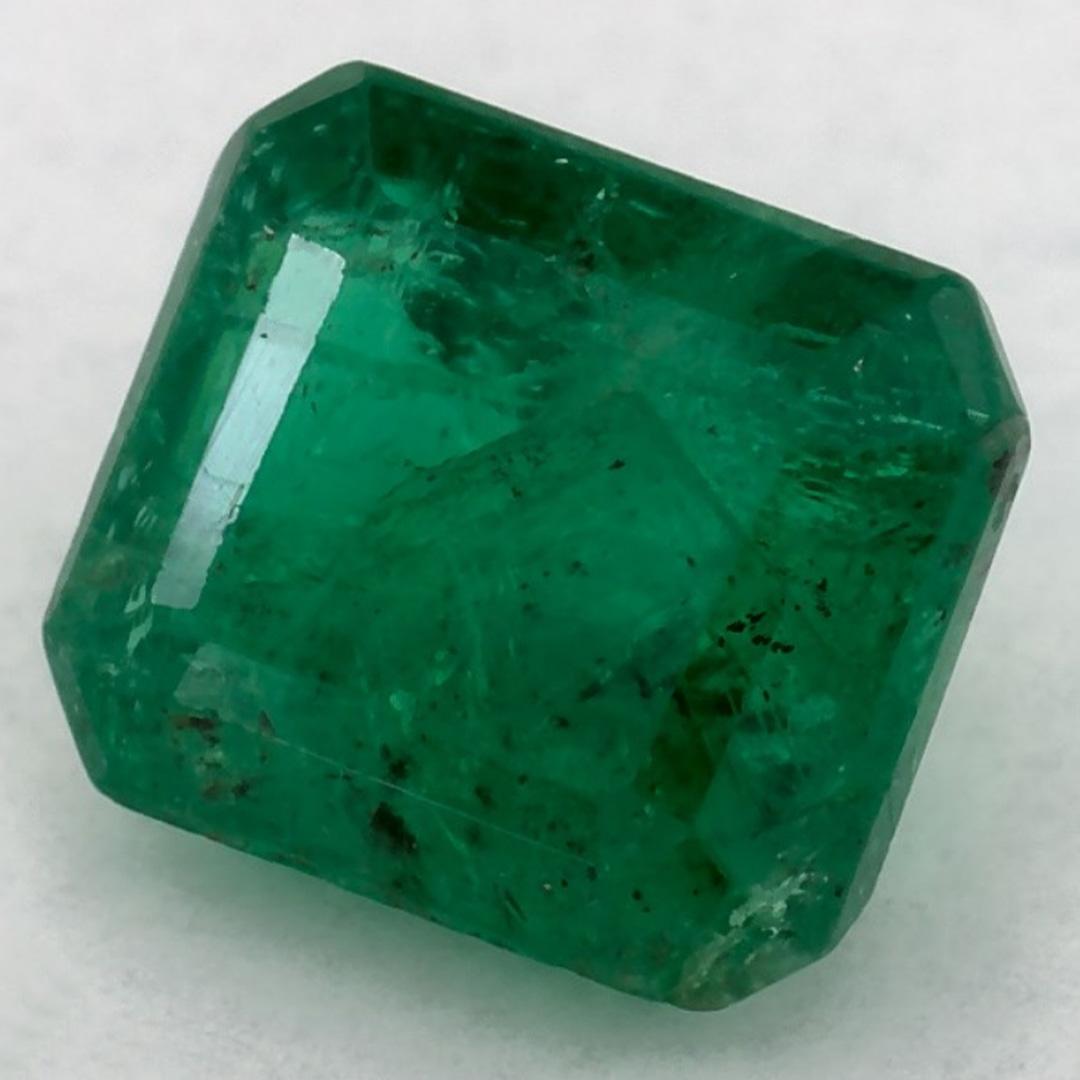 D'un vert éclatant, la pierre de naissance du mois de mai symbolise le renouveau de la croissance printanière. 

Explorez la vibrante collection d'émeraudes, de rubis et de saphirs de notre magasin, disponibles sous forme de pierres précieuses en