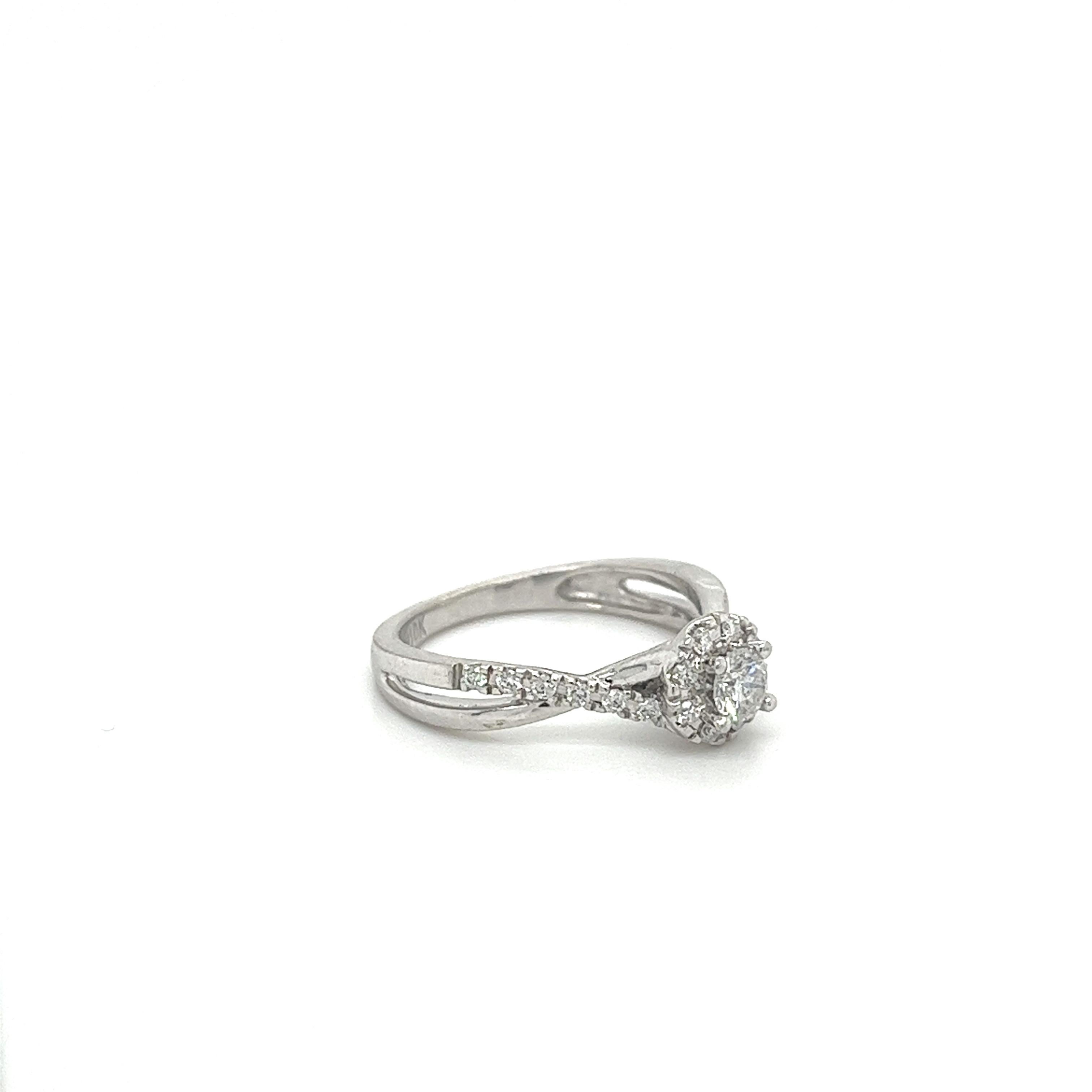 Modern 0.91 CTTW Natural Diamond Ring With Twisted Ring Shank in 10K Gold For Sale