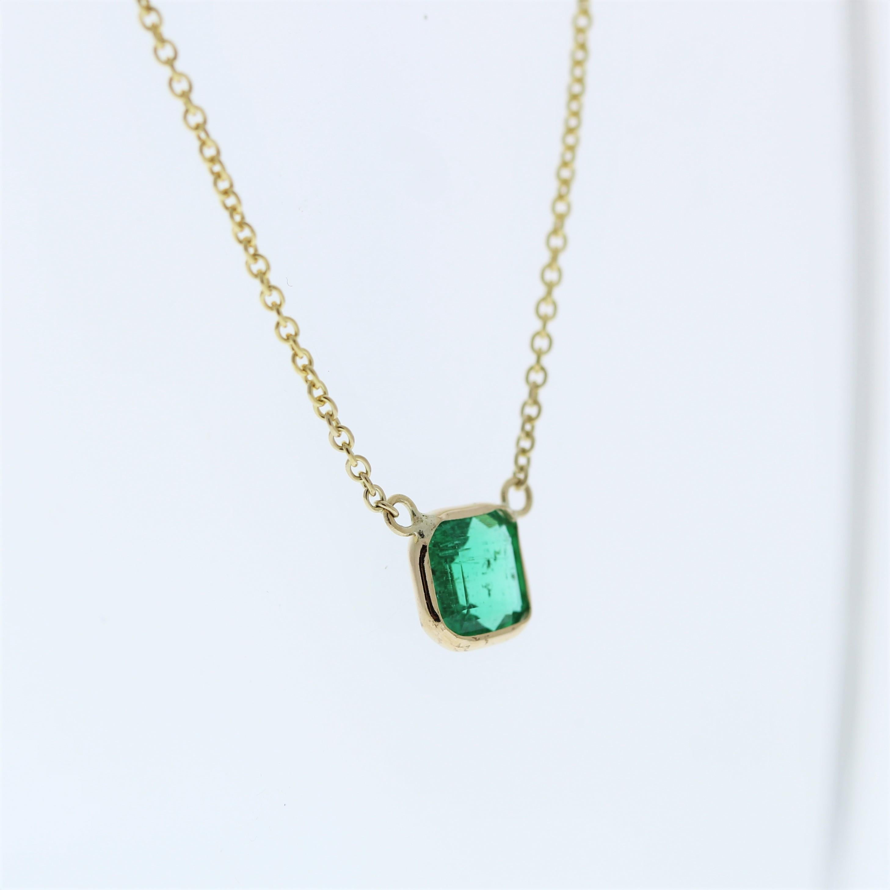 Die Halskette besteht aus einem grünen Smaragd im Asscher-Schliff von 0,91 Karat, der in einem Anhänger oder einer Fassung aus 14 Karat Gelbgold gefasst ist. Die geometrische Schönheit des Asscher-Schliffs in Kombination mit der leuchtend grünen